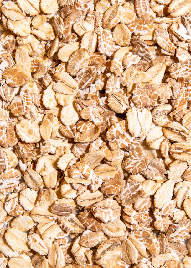 un tas de flocons d' avoine bruns et blancs