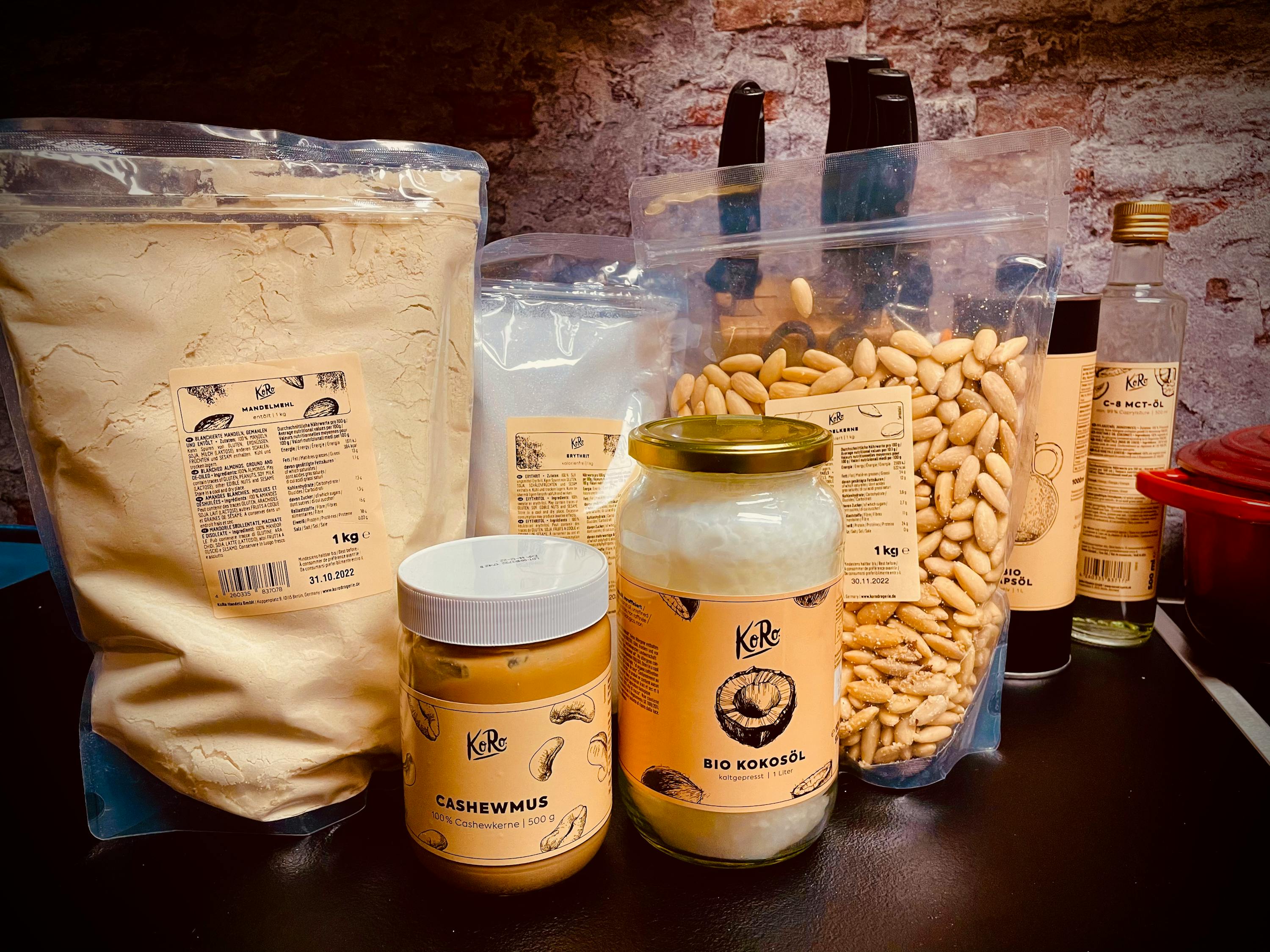 un tas de produits alimentaires dont un pot de beurre de noix de cajou