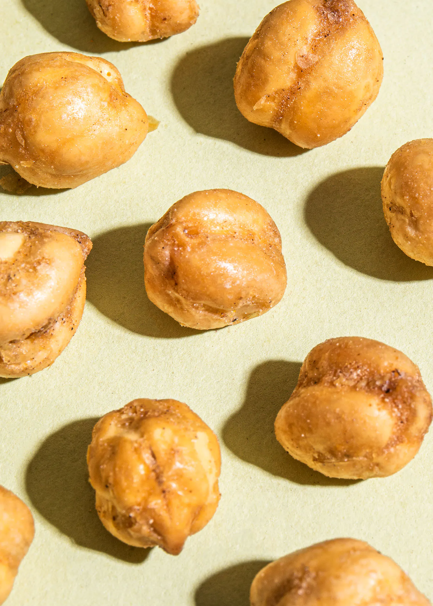 un groupe de noix sur une surface verte