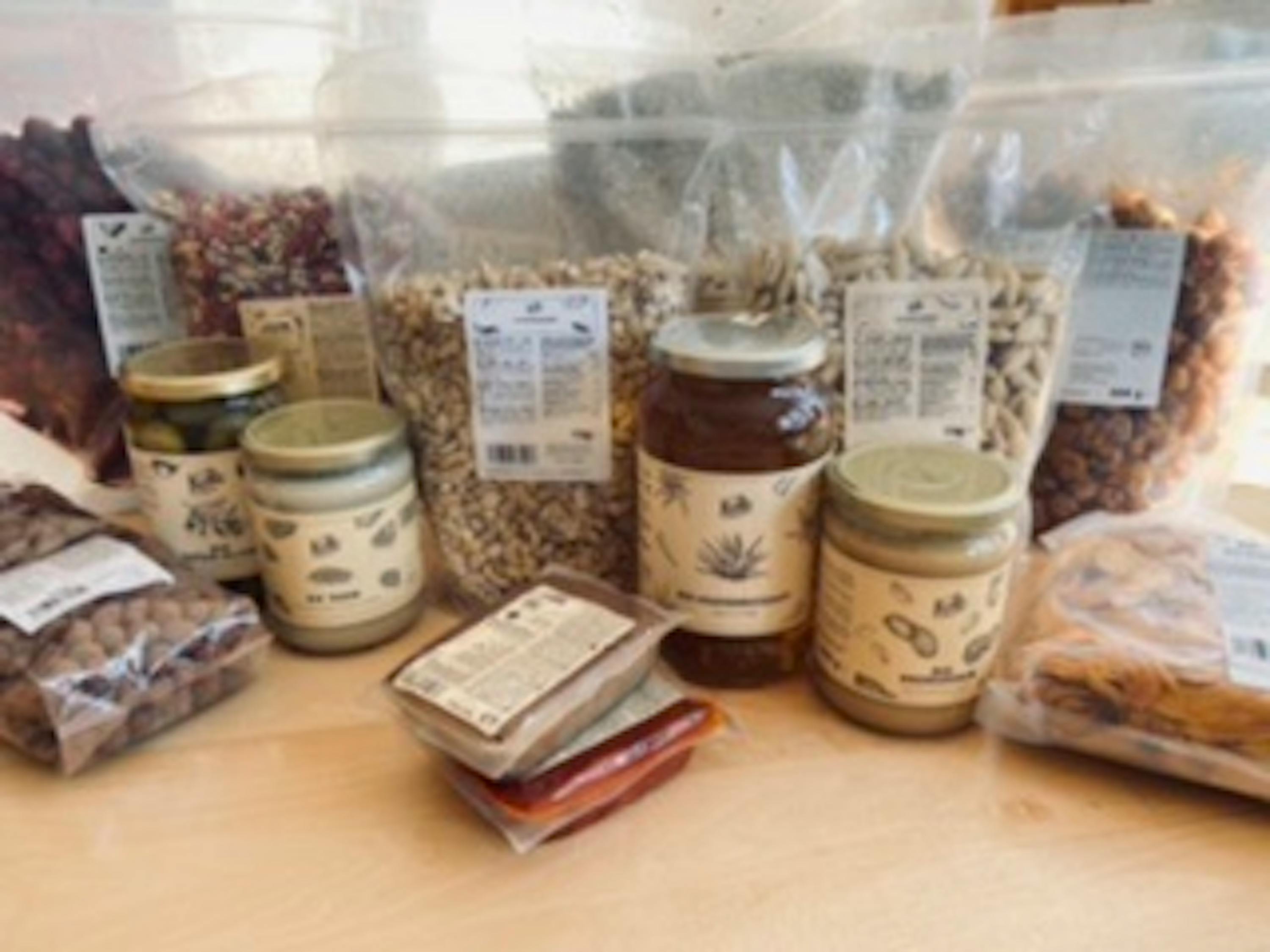 un tavolo di legno pieno di diversi tipi di prodotti alimentari