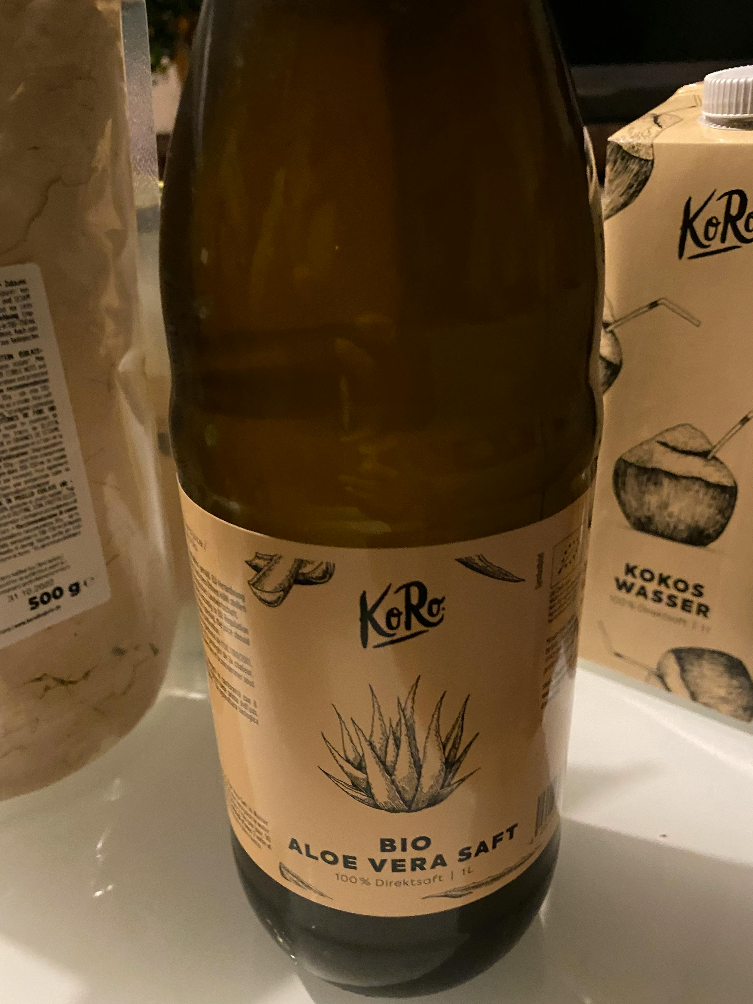 une bouteille d' aloe vera bio est assise sur un comptoir