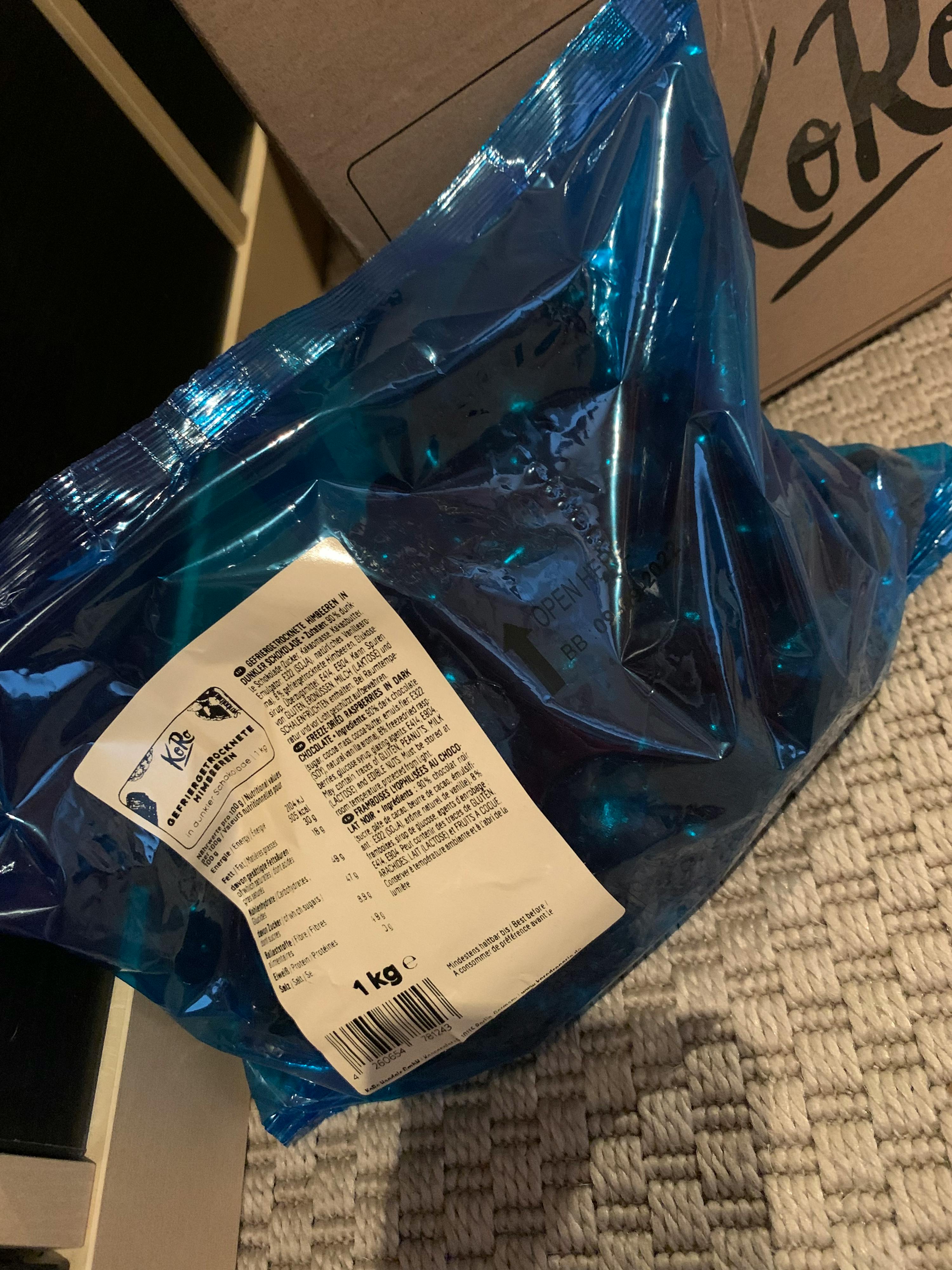 eine blaue Plastiktüte mit einem weißen Aufkleber auf der Rückseite