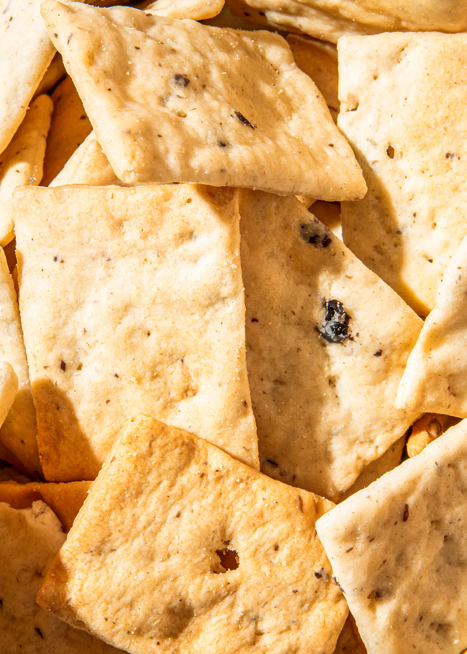 un gros plan d' un tas de craquelins avec un trou au milieu