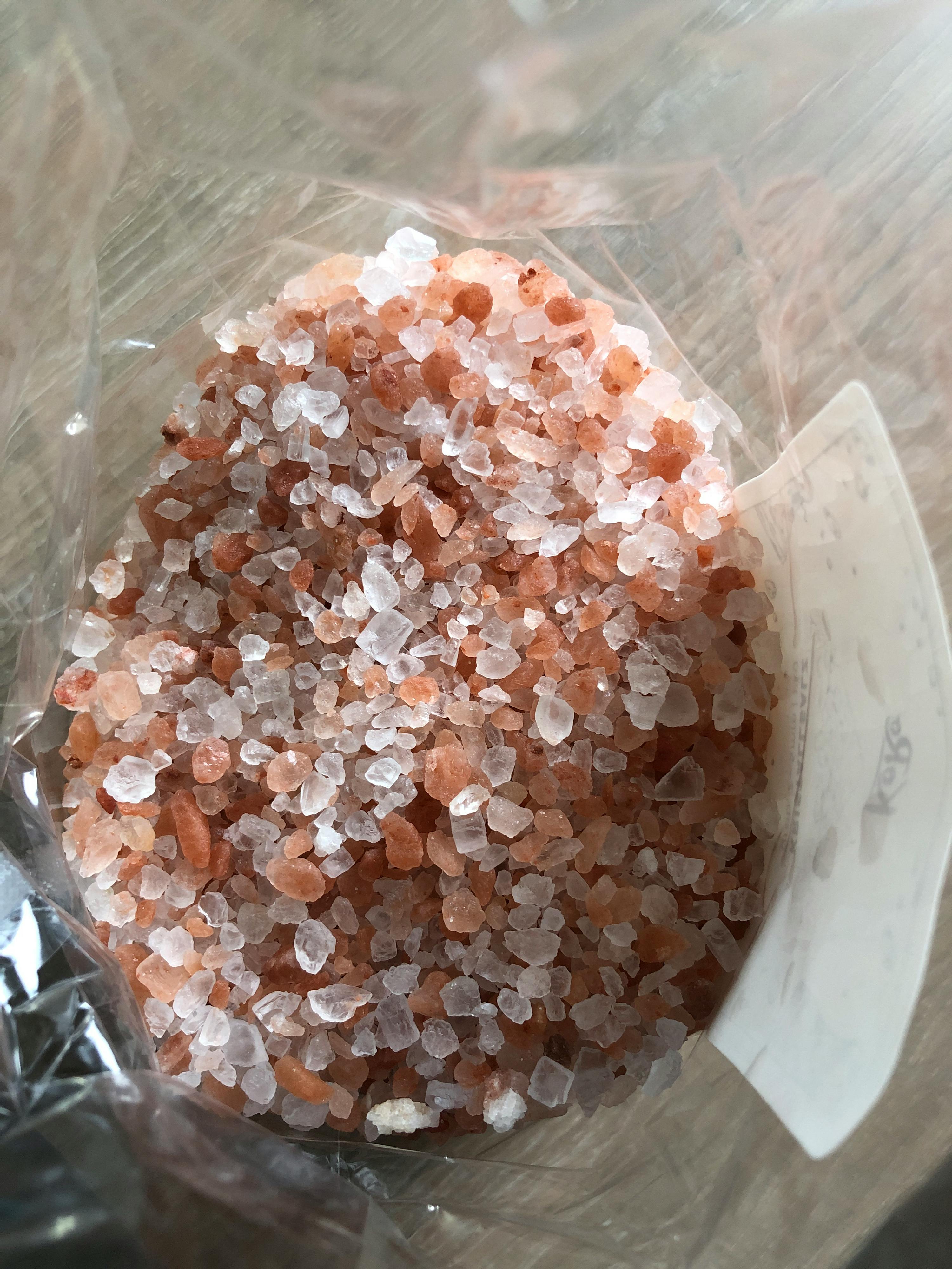 eine Plastiktüte mit rosa und weißen Salzkristallen