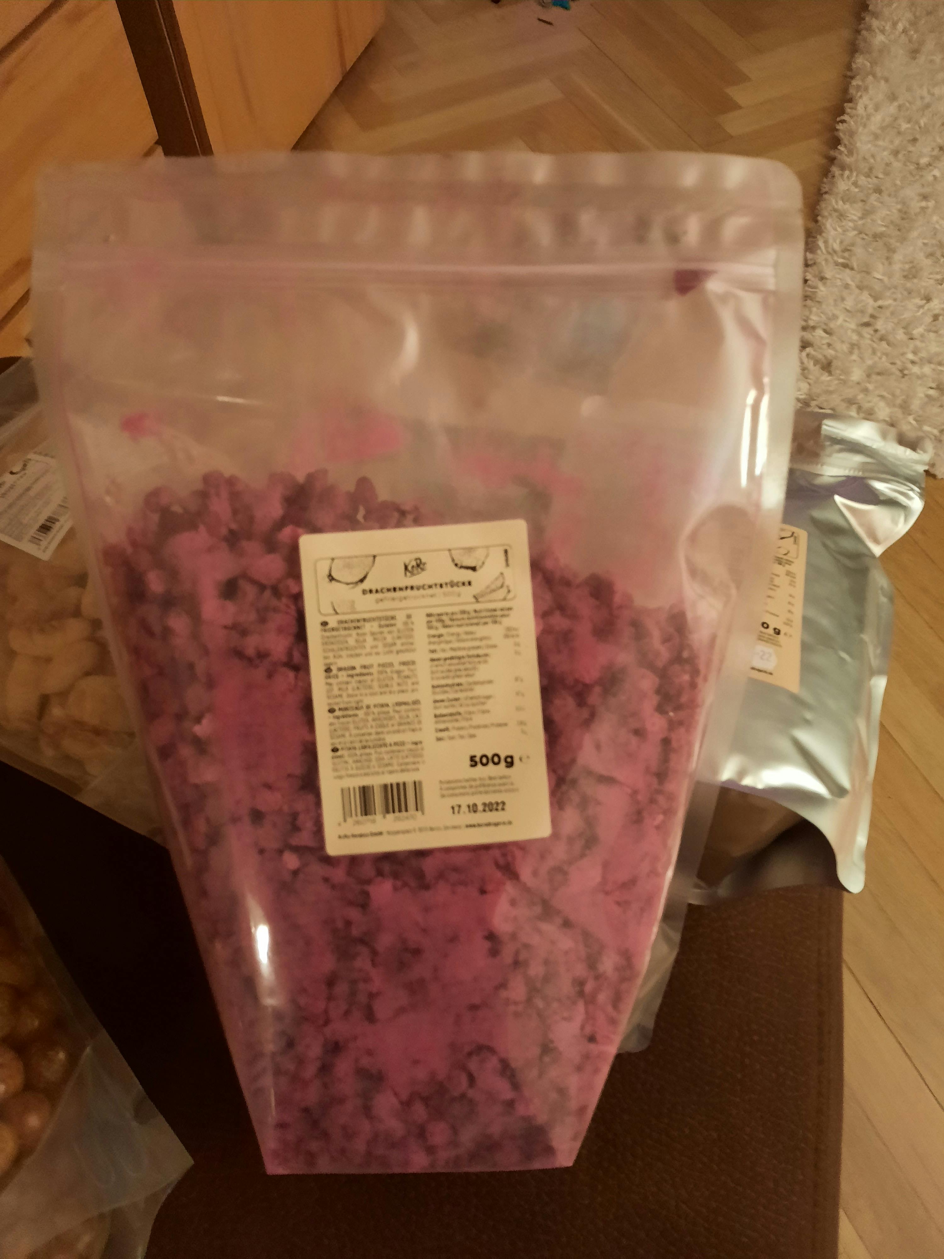 un sac en plastique rempli d' un mélange de fruits séchés