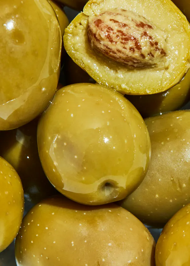 un tas d' olives jaunes avec une noix à l' intérieur