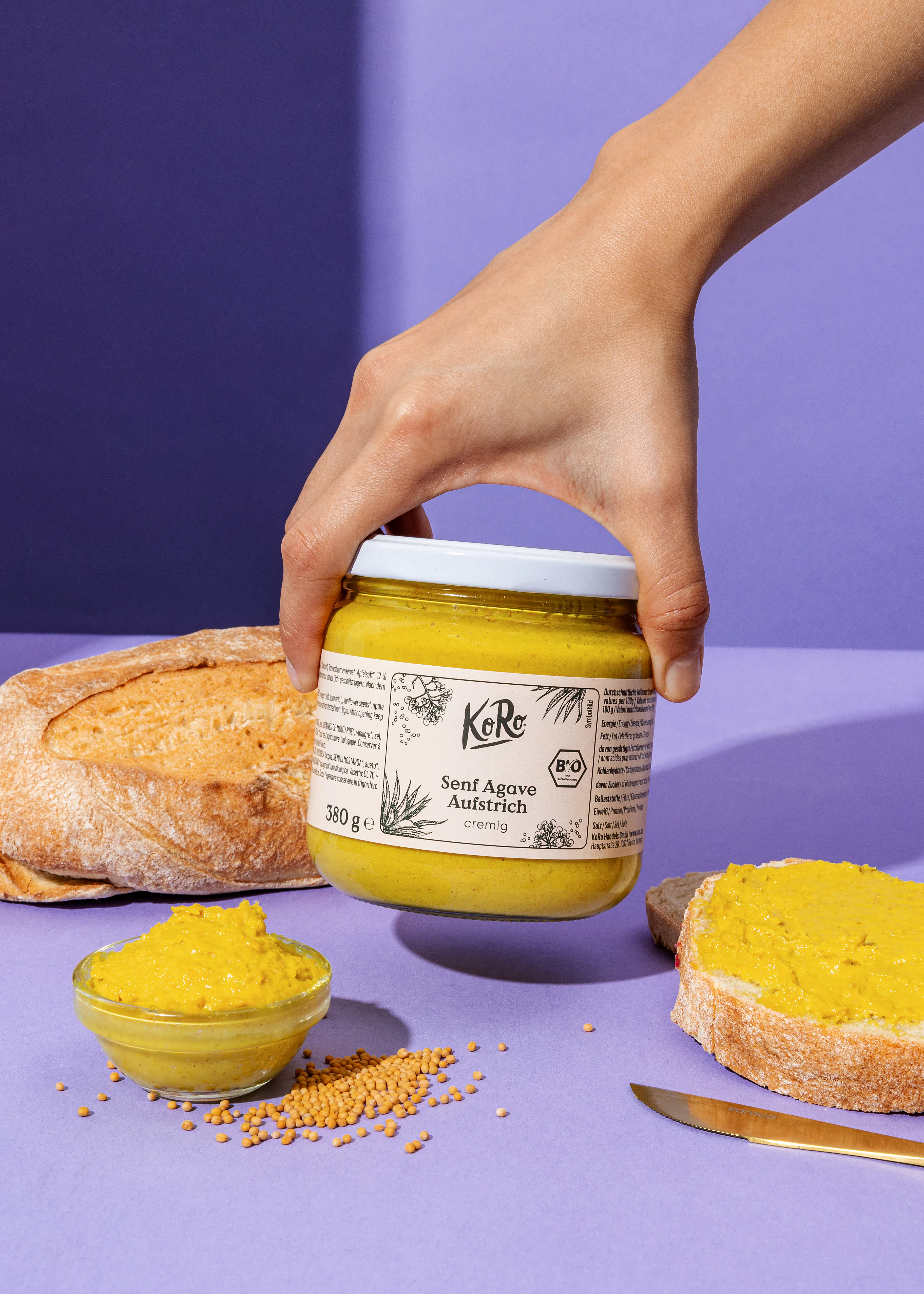 eine Person hält ein Glas senf agave senfcreme
