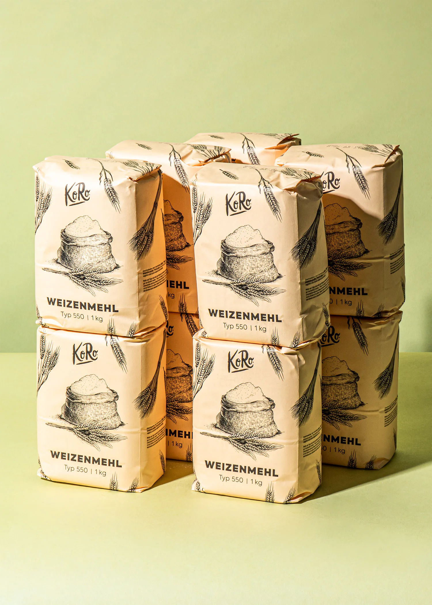sechs Pakete weizenmehl stapeln sich aufeinander