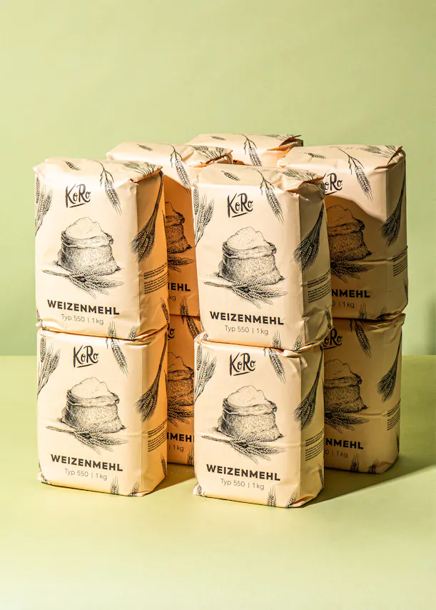 sechs Pakete weizenmehl stapeln sich aufeinander