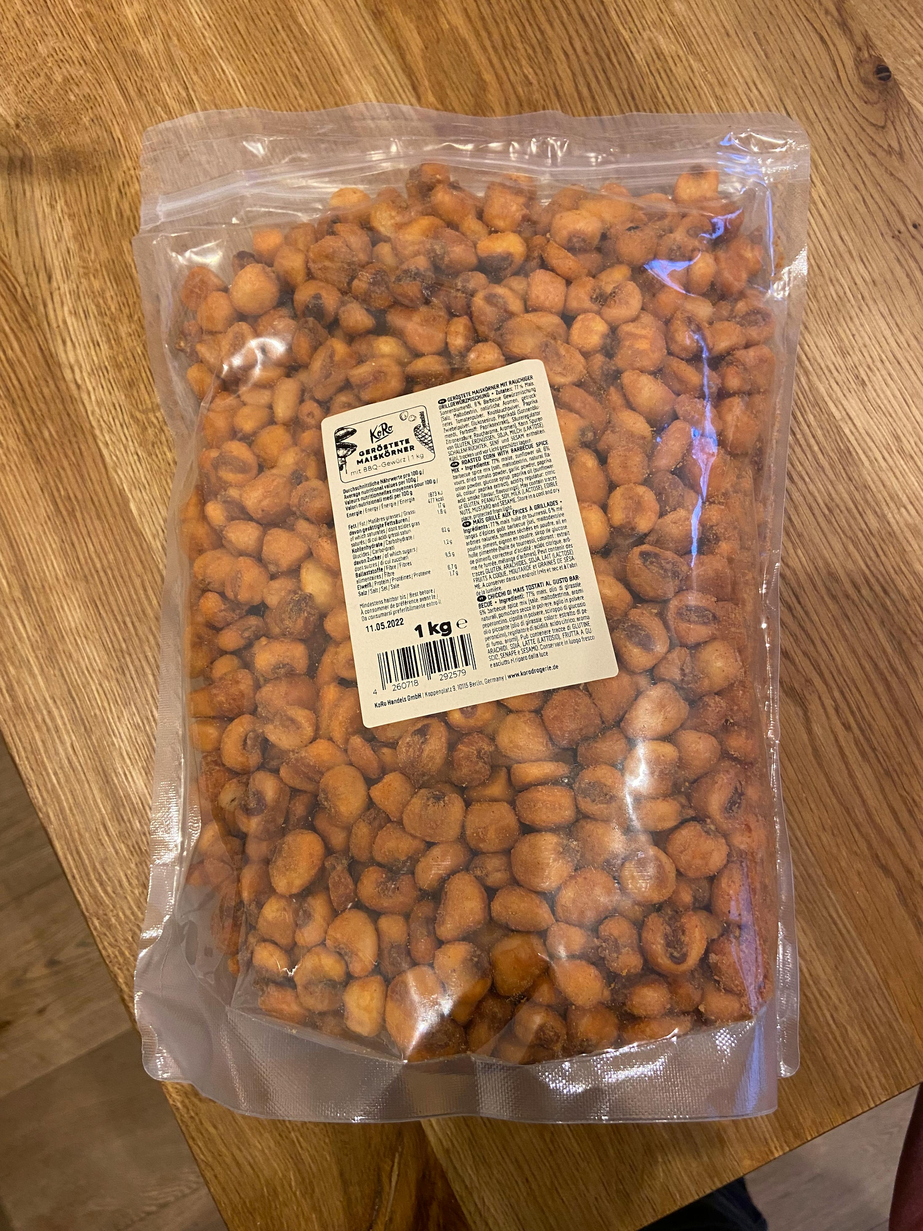 un sac en plastique rempli de graines de maïs sur une table en bois