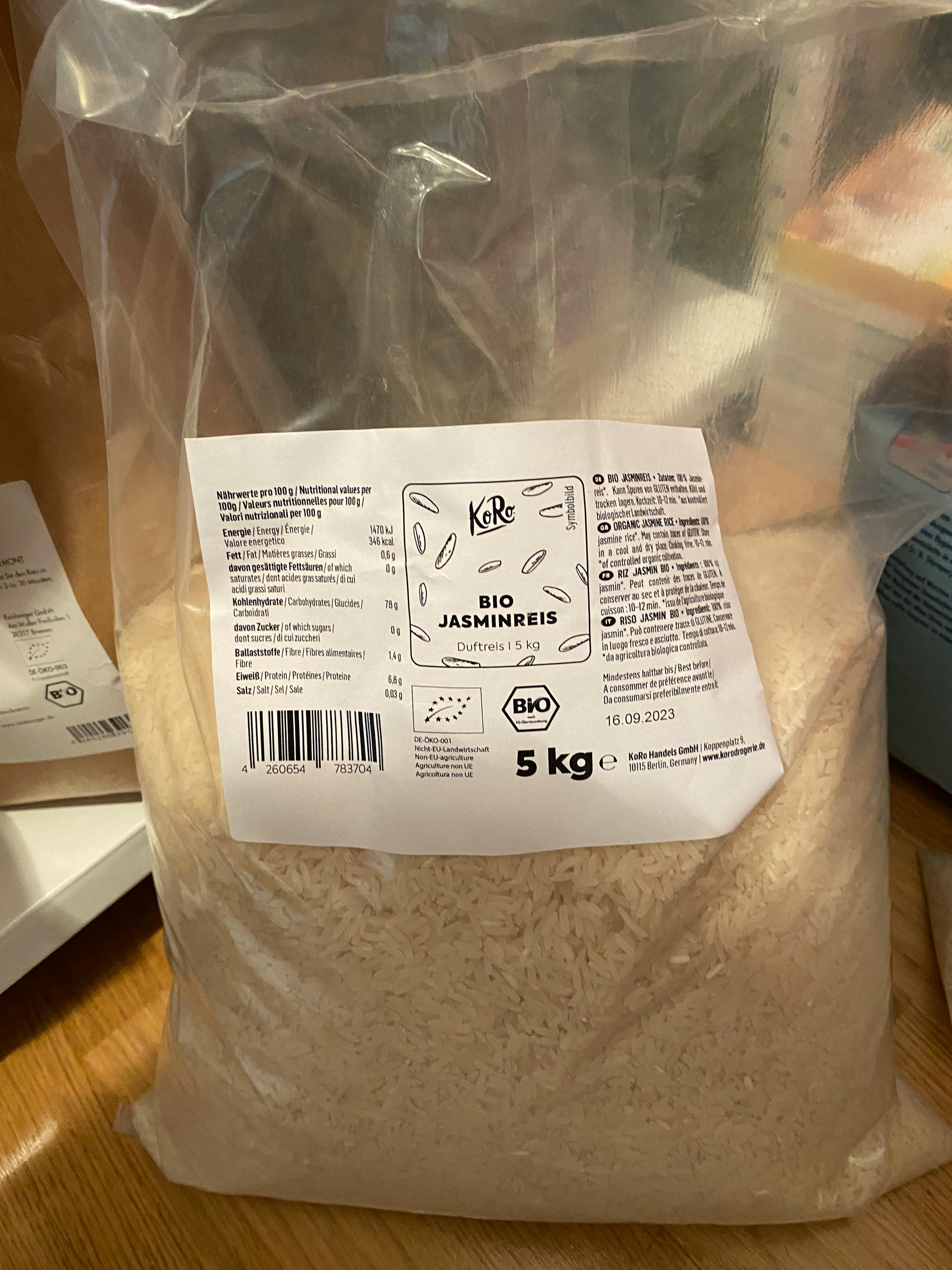 un sac de riz bio avec une étiquette blanche sur le dessus