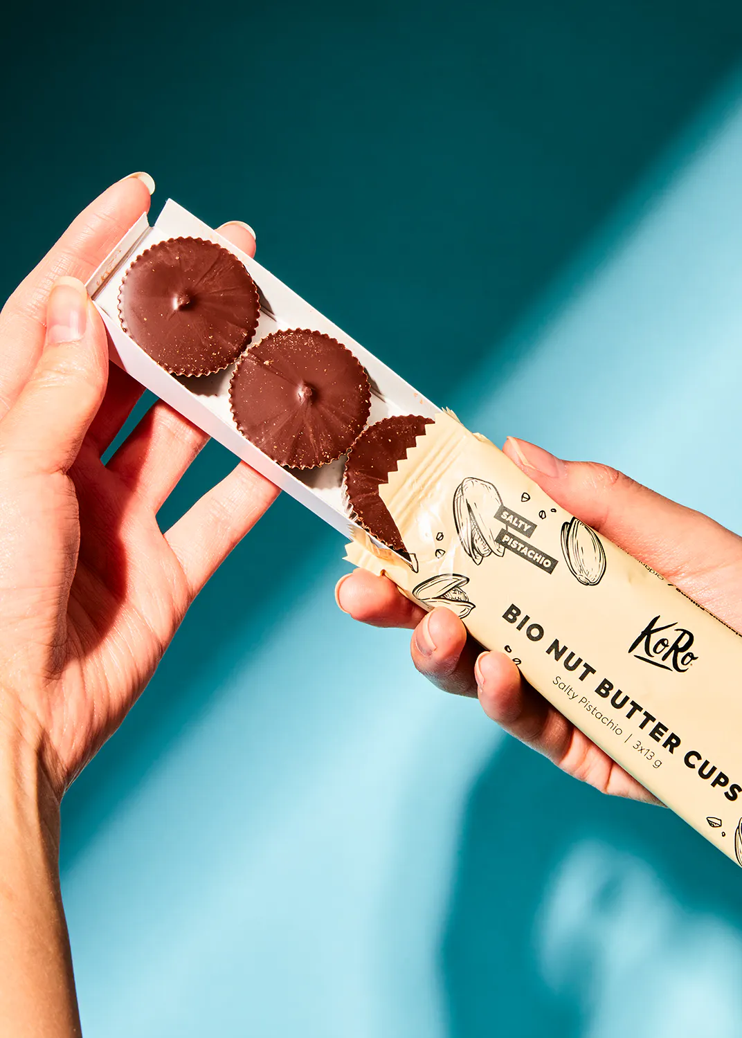 une personne tient une barre de beurre d' arachide bio