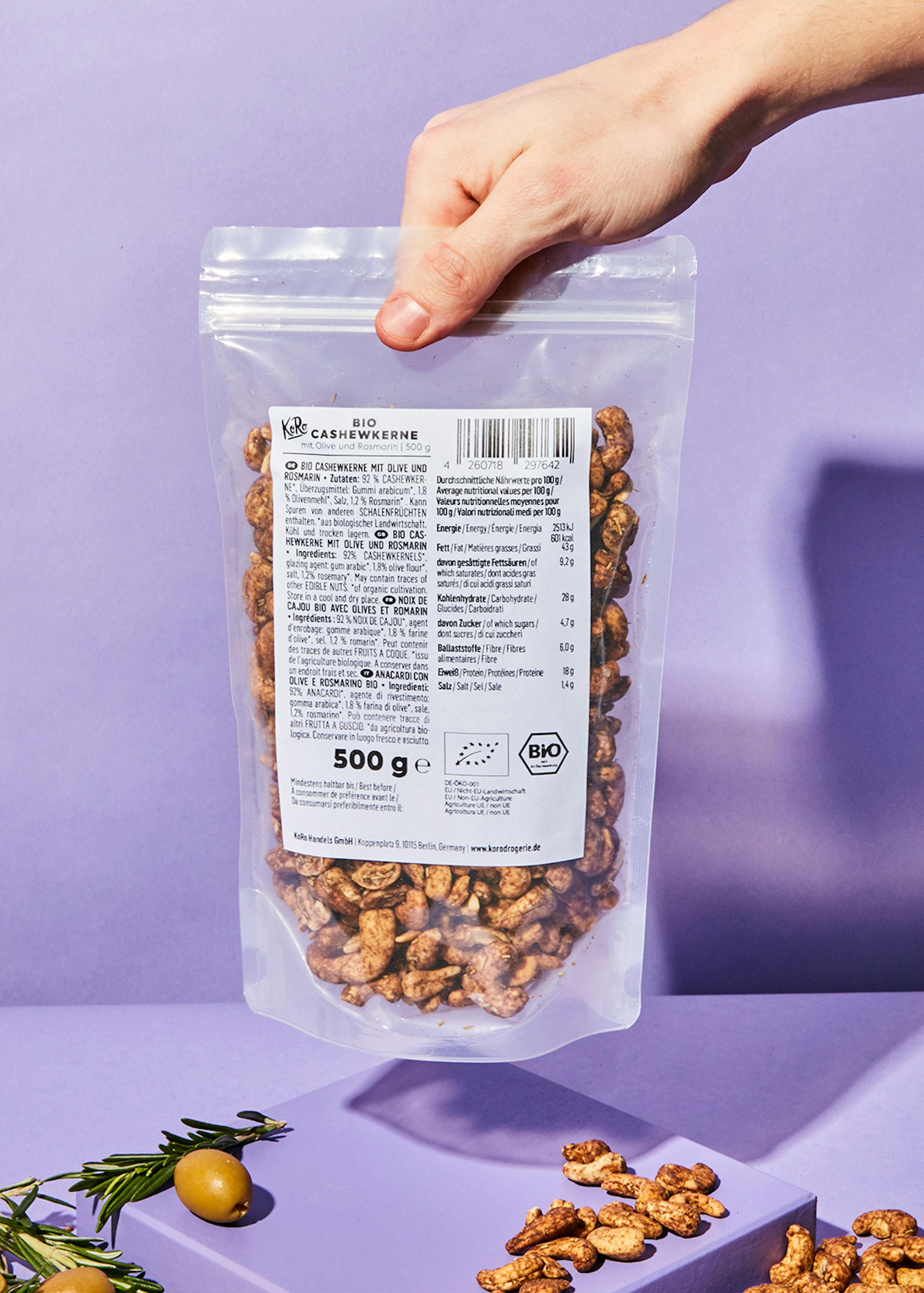 una persona tiene in mano un sacchetto di cashew nuts