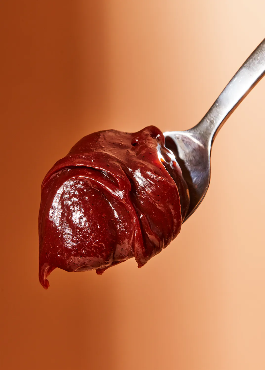 un gros plan d' une cuillère remplie de sauce