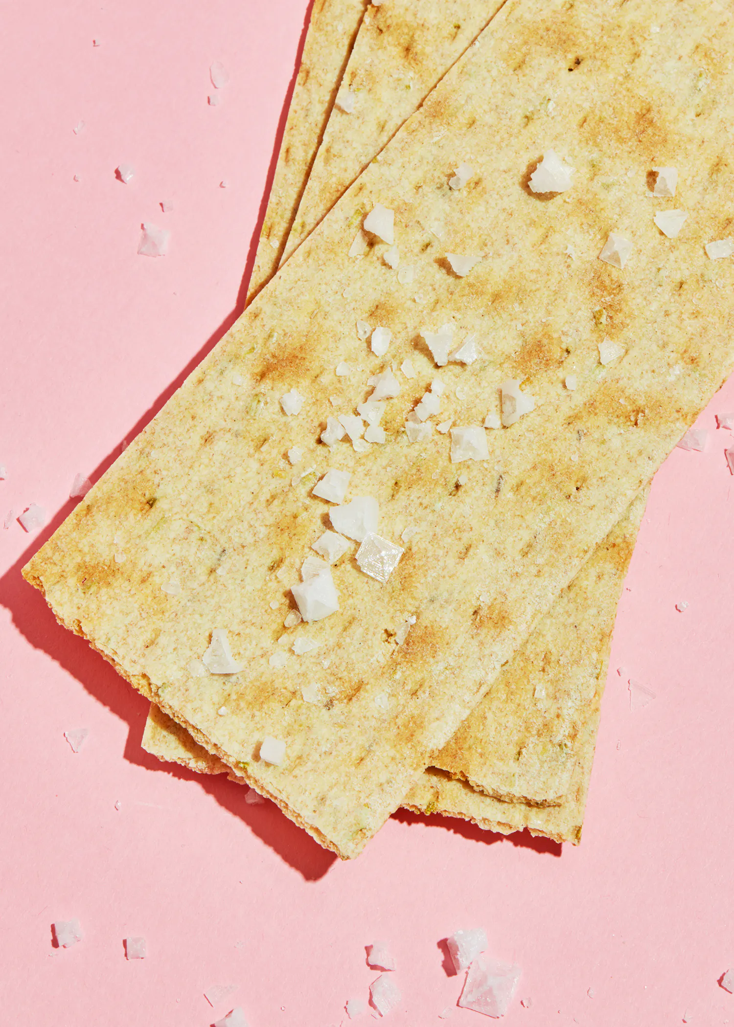 deux tranches de pain sur une surface rose