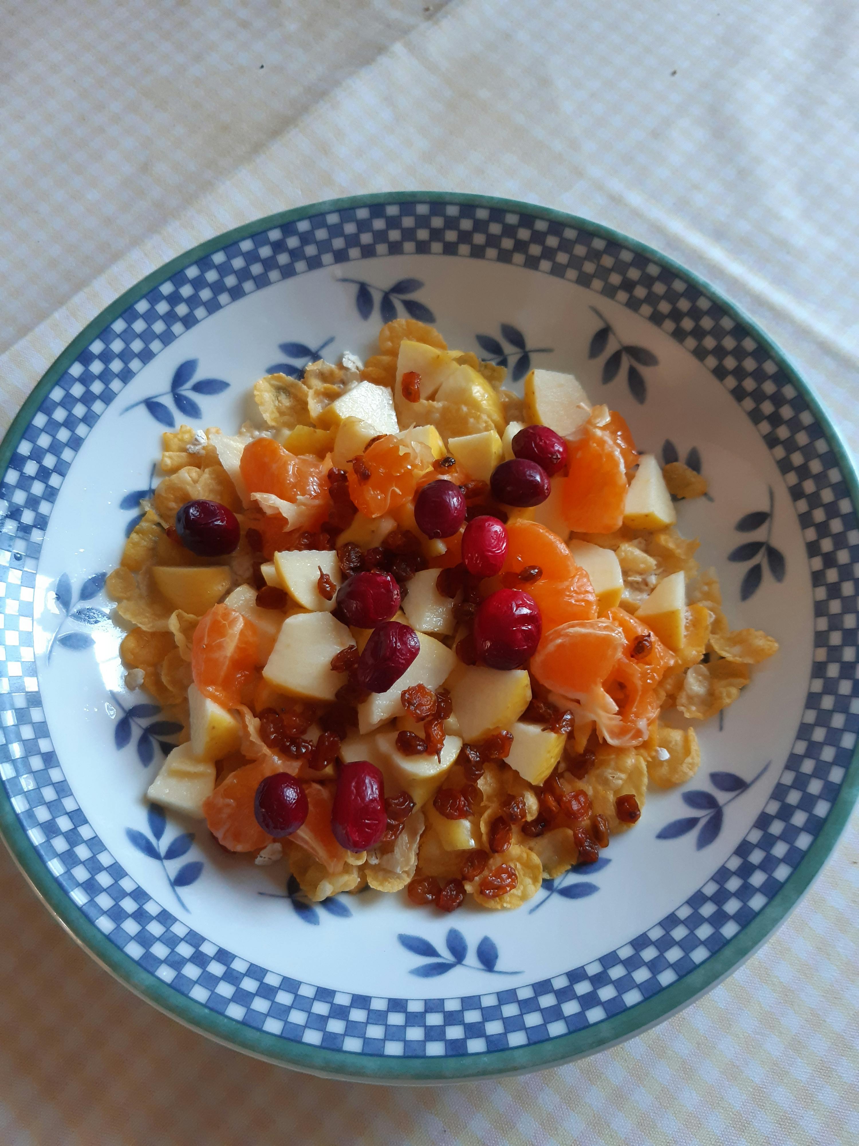 ein blau-weißer Teller mit Obst und Müsli