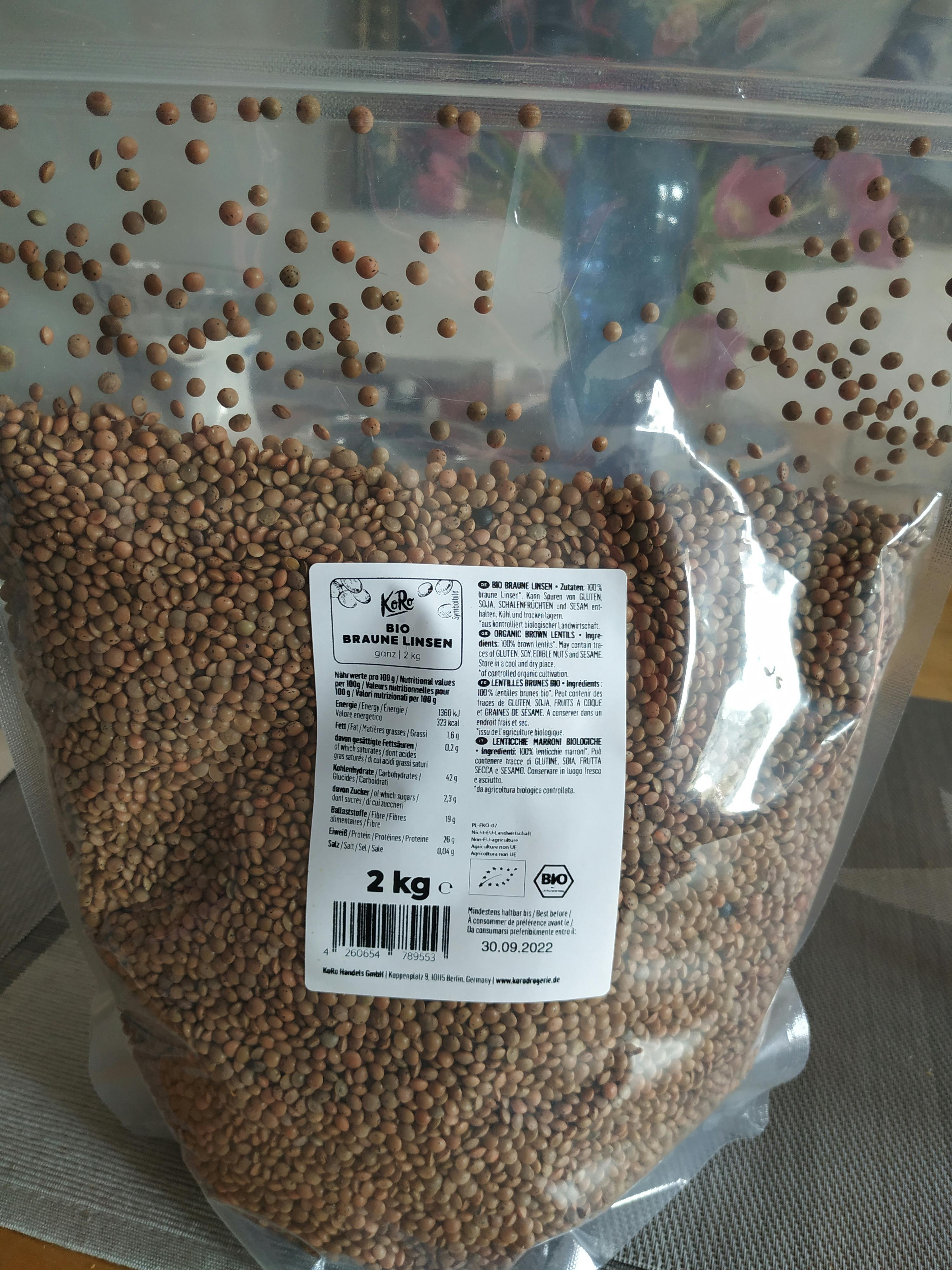 un sac de lentilles brunes avec l' étiquette de 2 kg