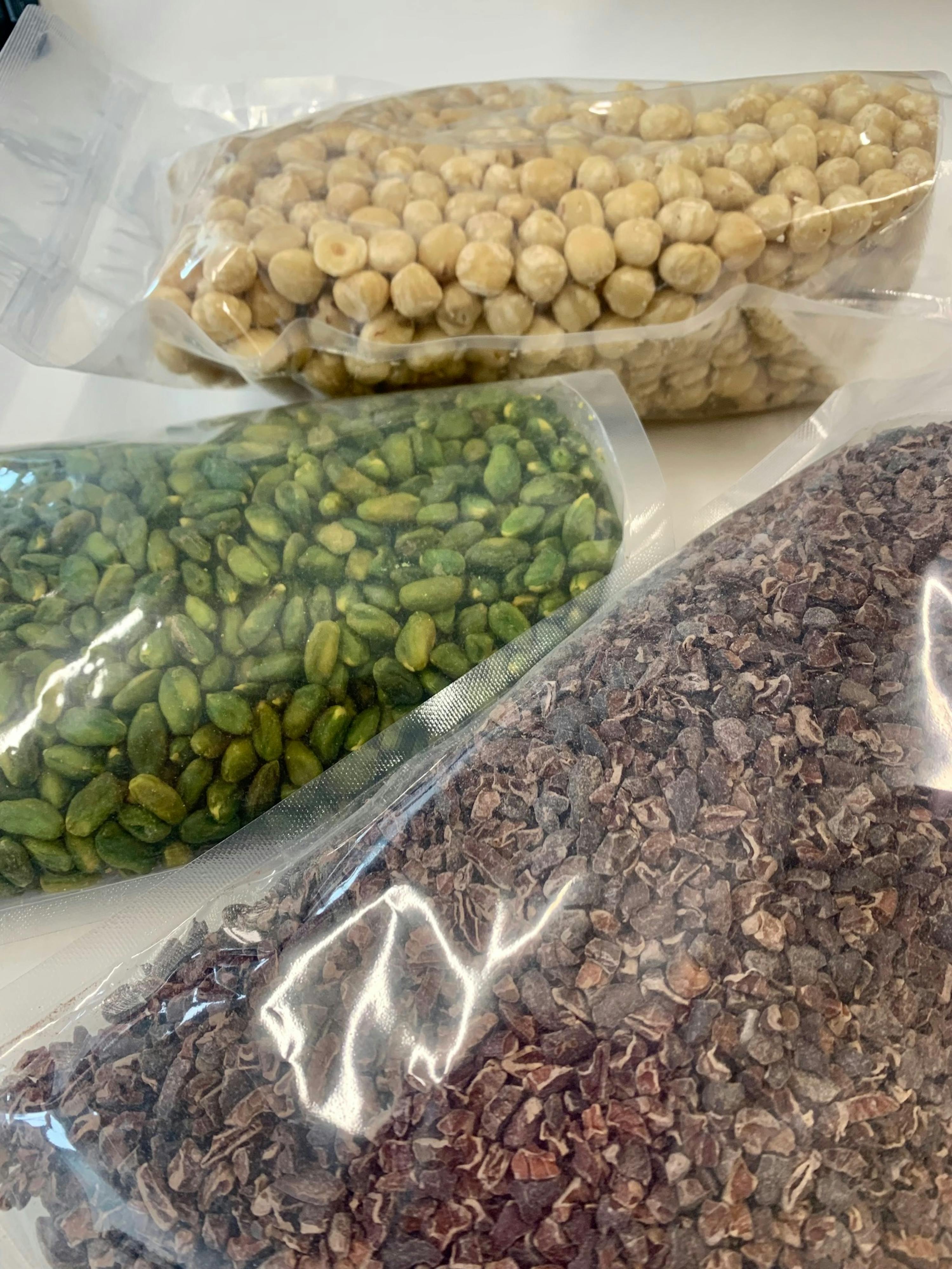 drei Plastiktüten mit verschiedenen Arten von Nüssen und Schokoladenstücken