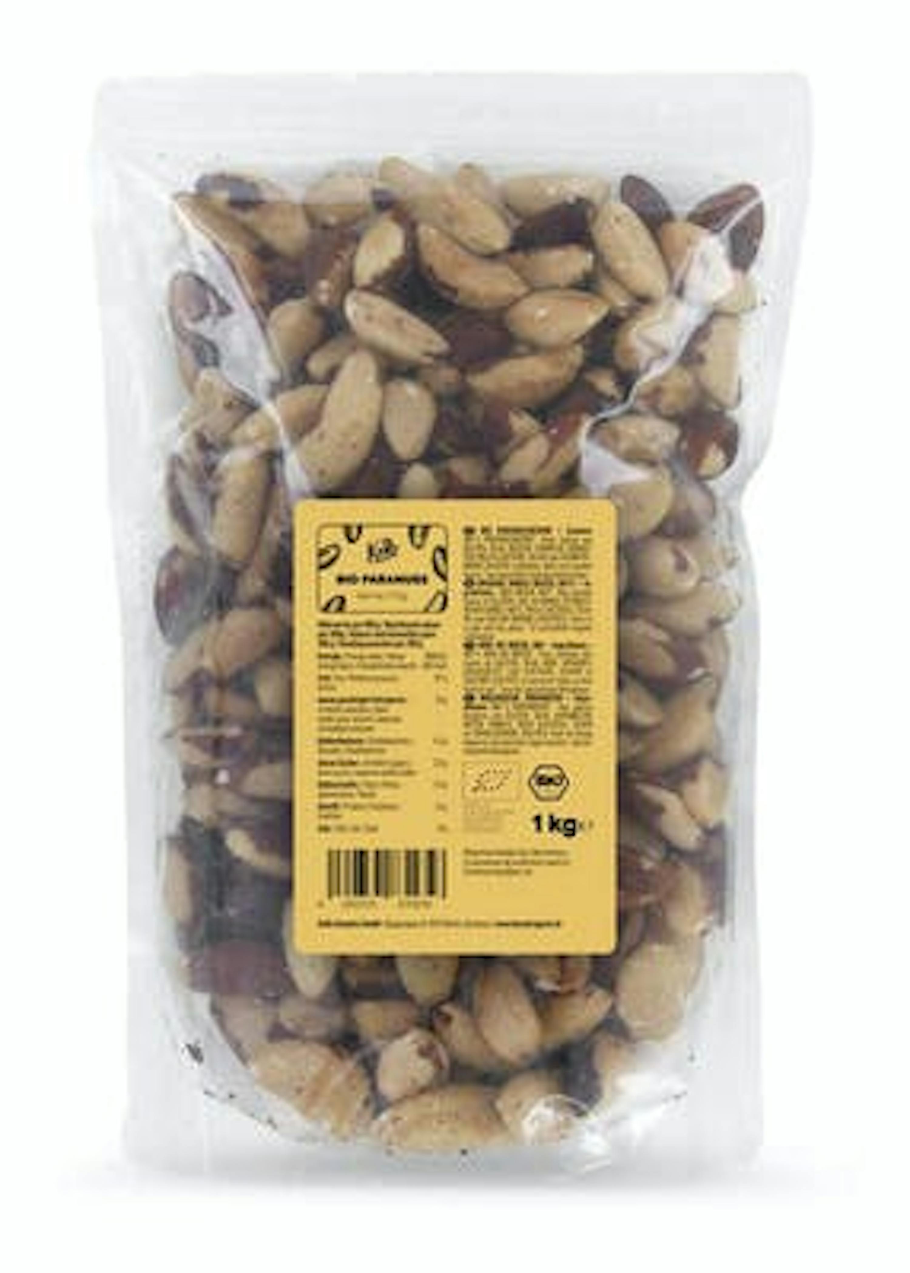 un sac en plastique rempli de noix du Brésil sur fond blanc .