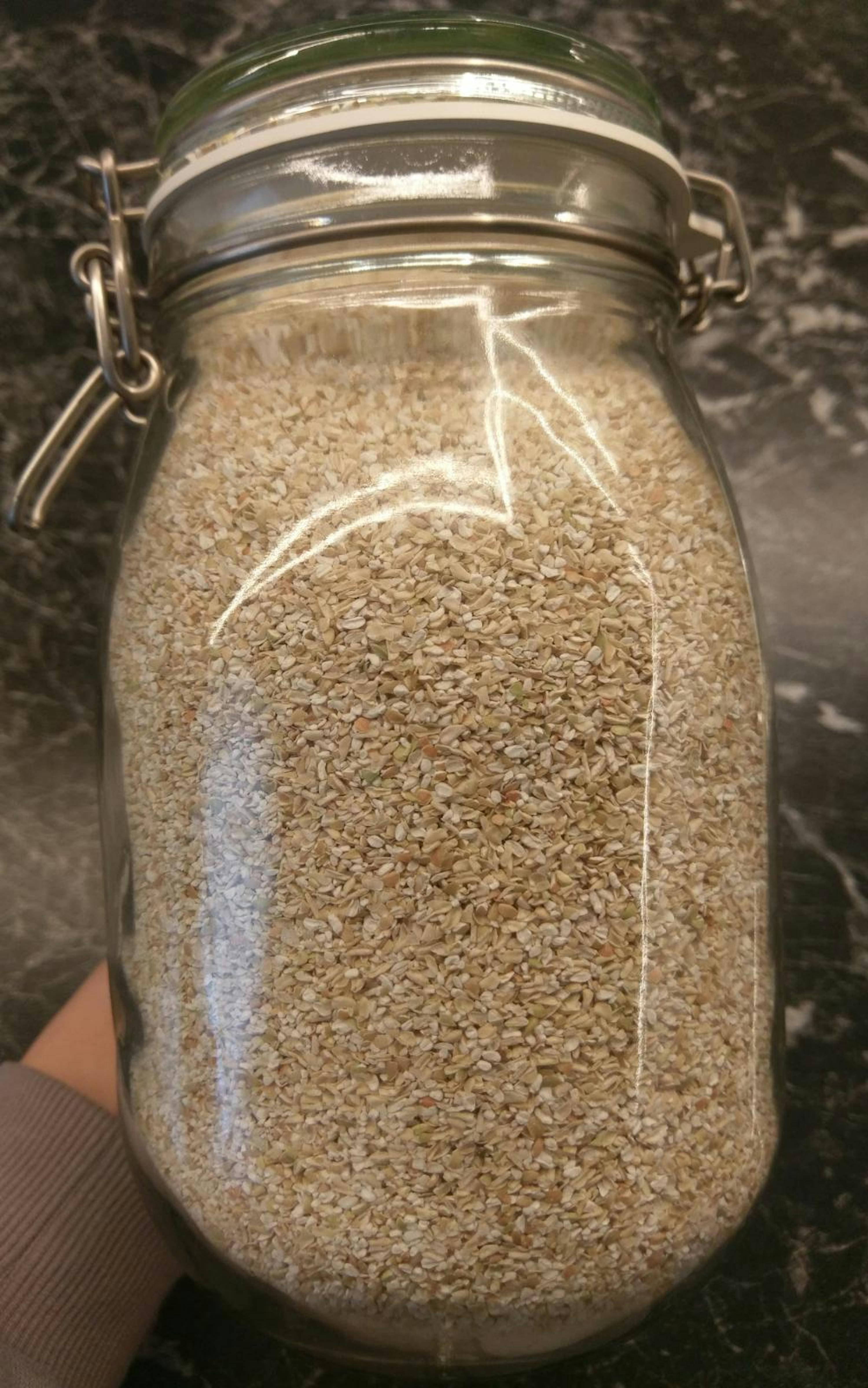 un bocal en verre rempli de flocons d' avoine