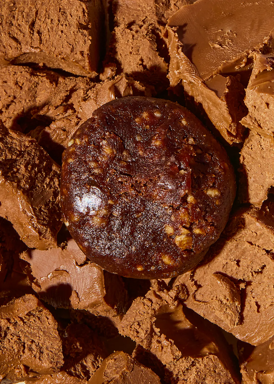 un gros plan d' un cookie au chocolat sur un tas de beurre de cacahuète