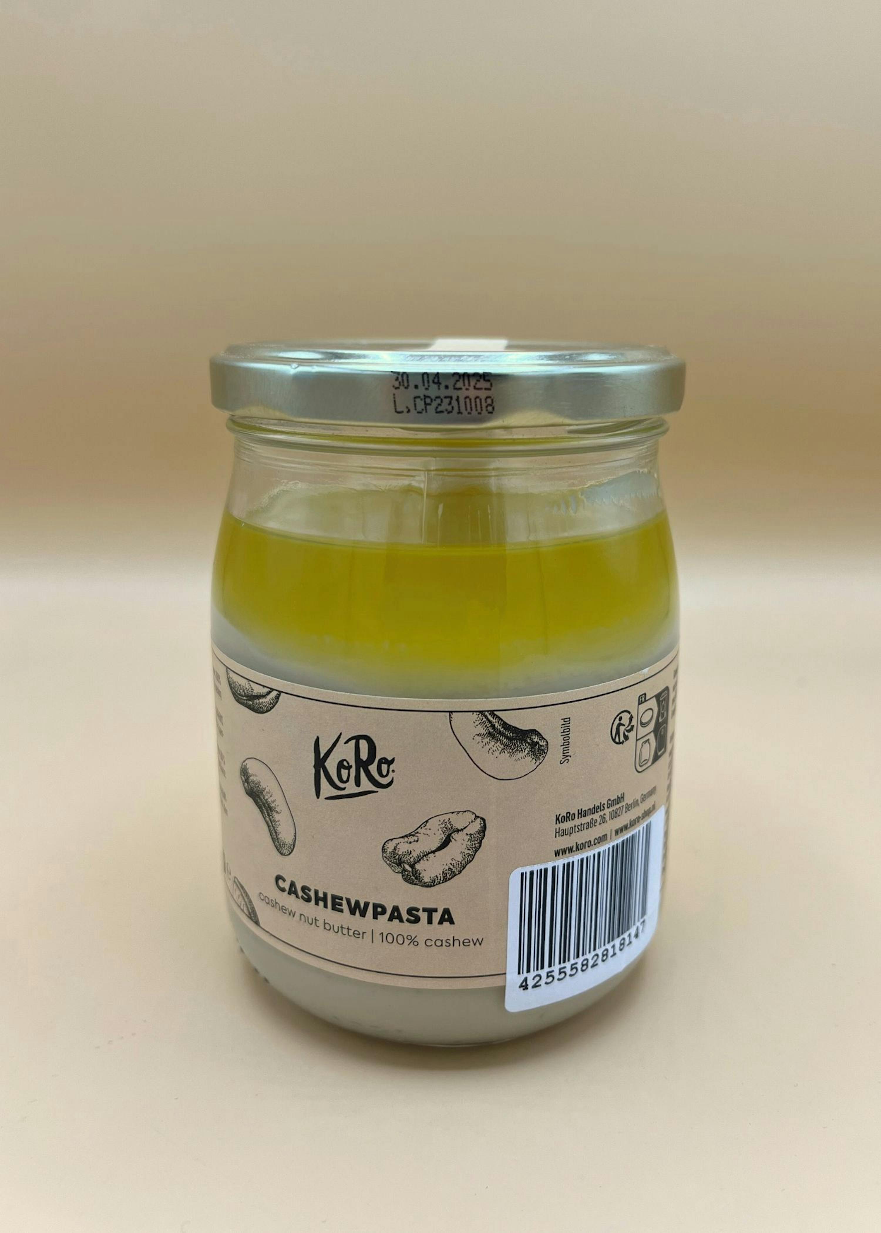ein Glas mit Cashewpasta steht auf einer Tischplatte