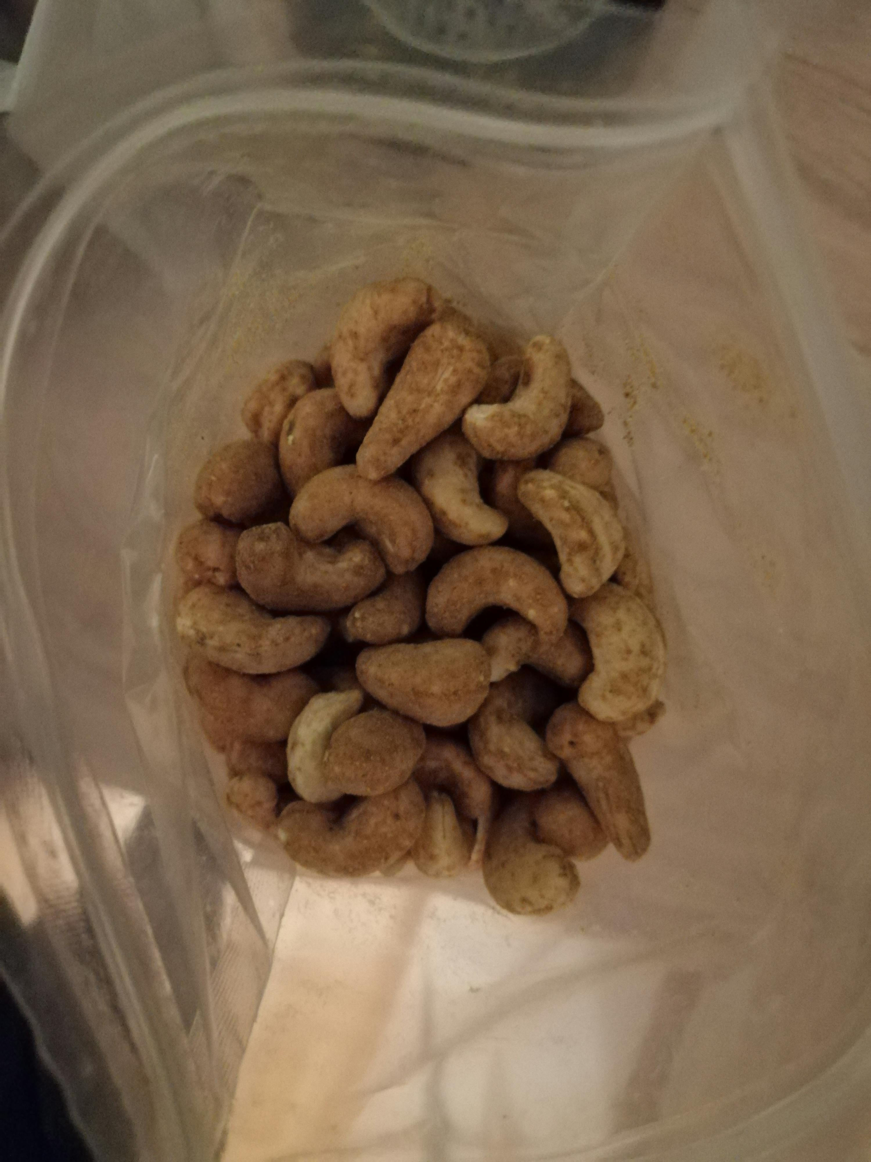 eine Tüte Cashewnüsse liegt auf einem Tisch