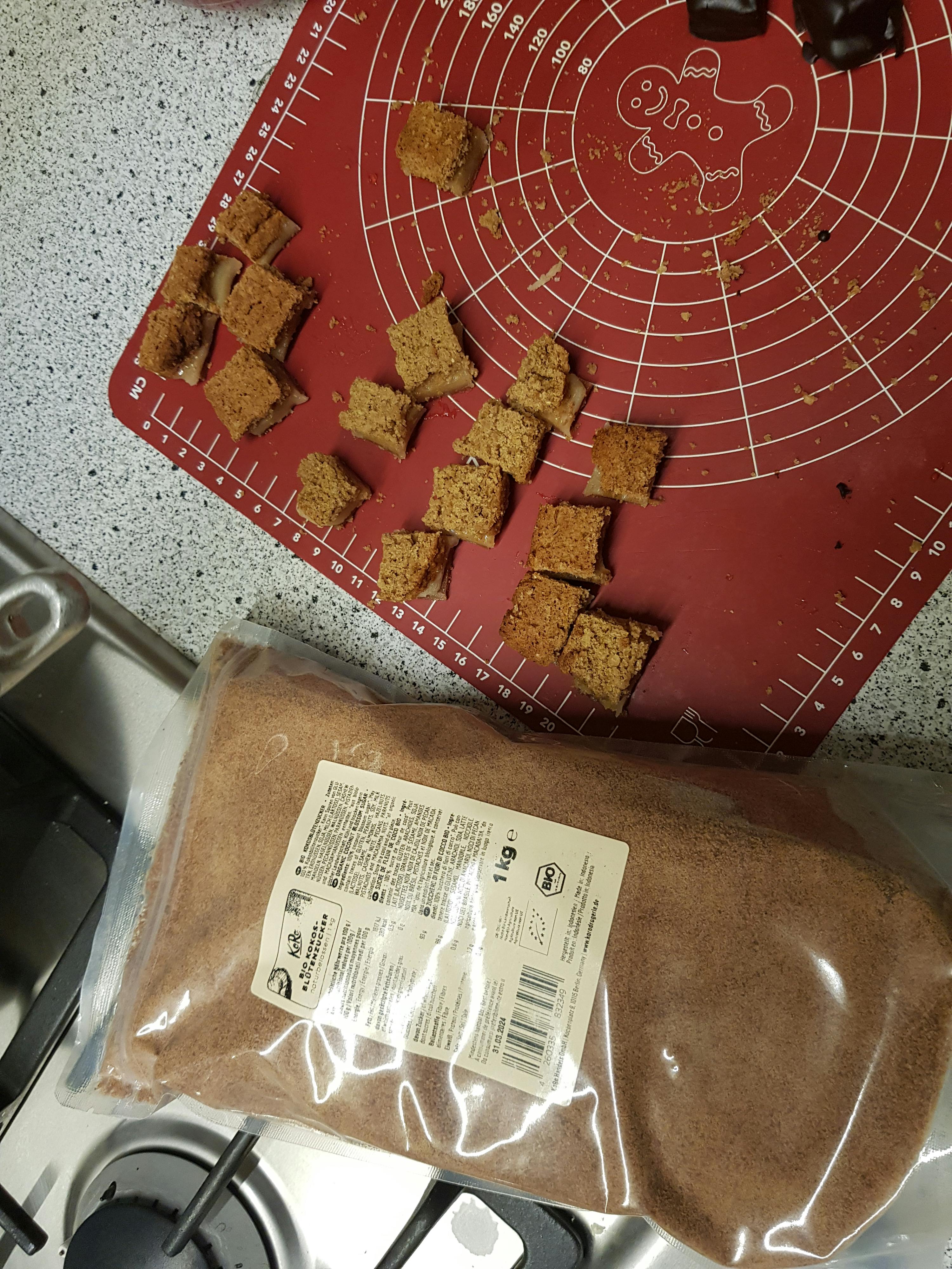 un sacchetto di zucchero è seduto su un tavolo accanto a un tagliere