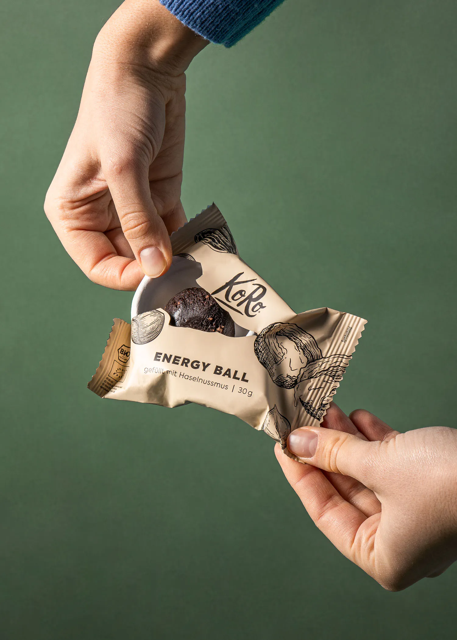 eine Person hält einen energy ball in ihren Händen