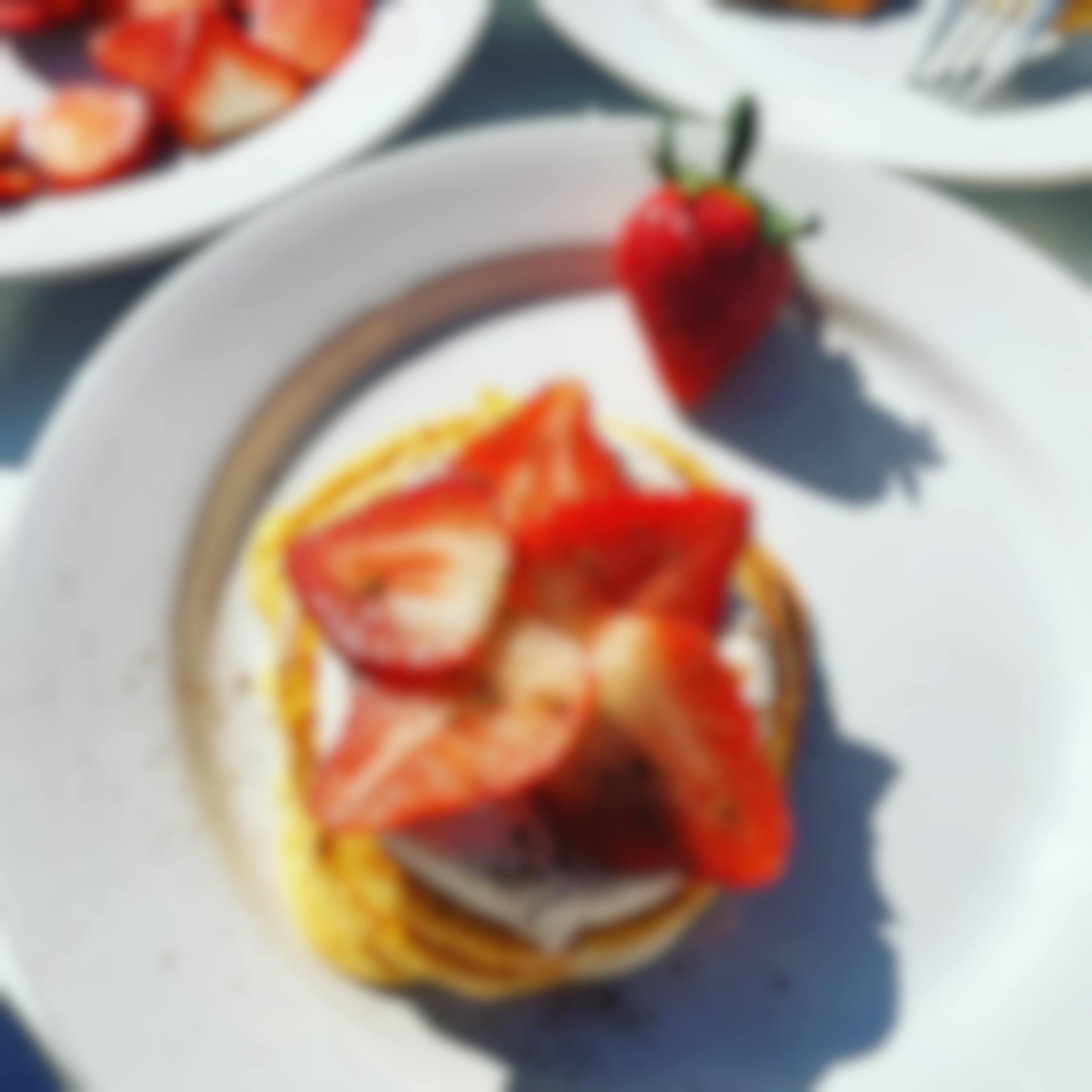Spelt protein pancakes with quark strawberry topping