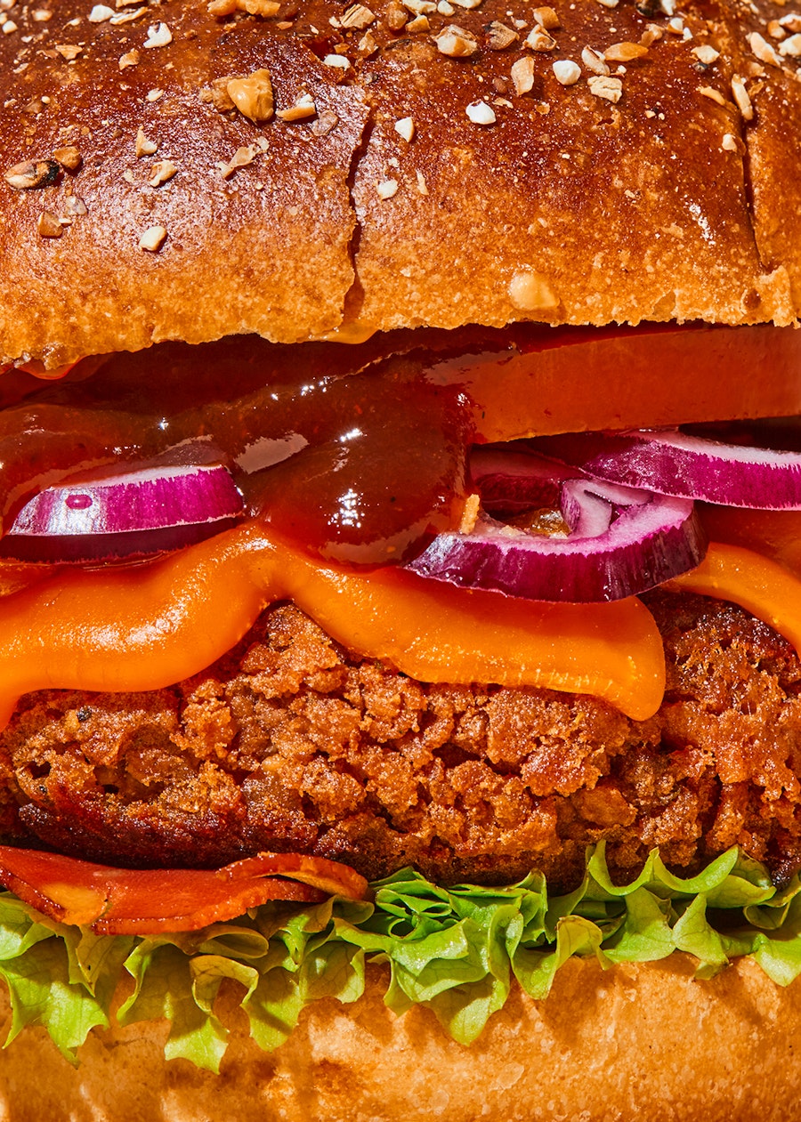 Smoky & plantbased Buy our vegan burger patty mix BBQ style KoRo