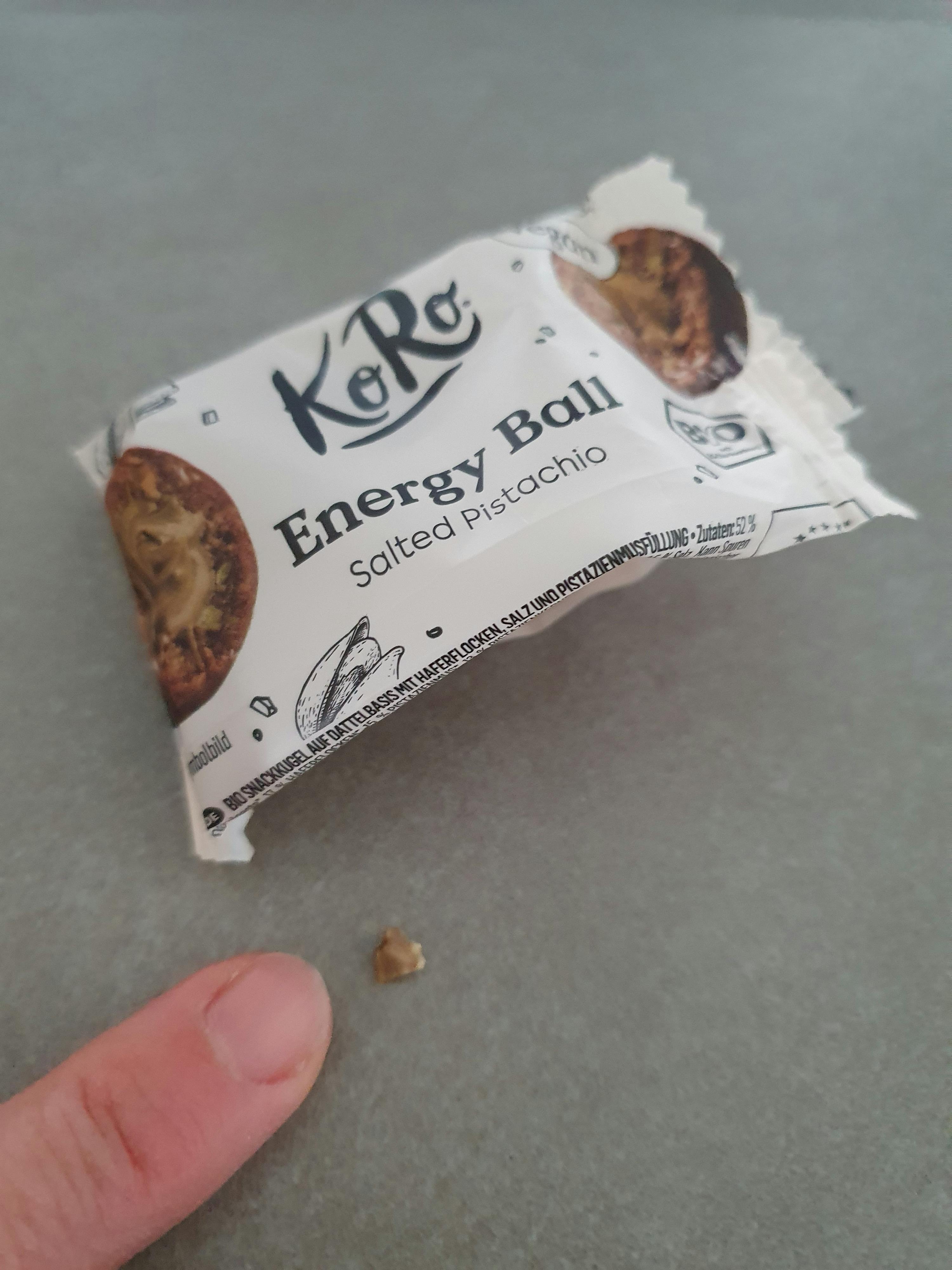 una persona tiene in mano un pezzo di cibo che dice " soffice pistacchio "