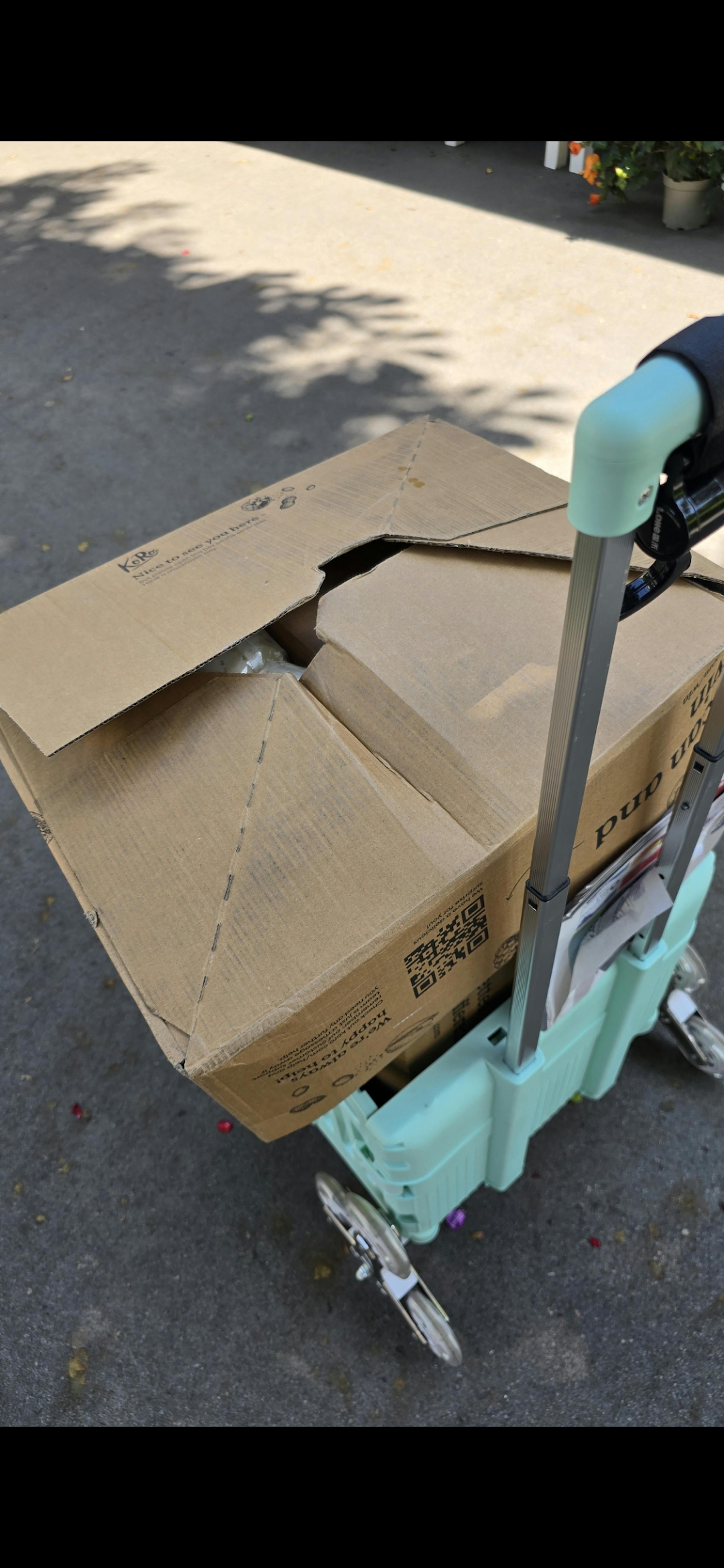 ein Wagen mit einem Karton darauf und einem qr- Code darauf