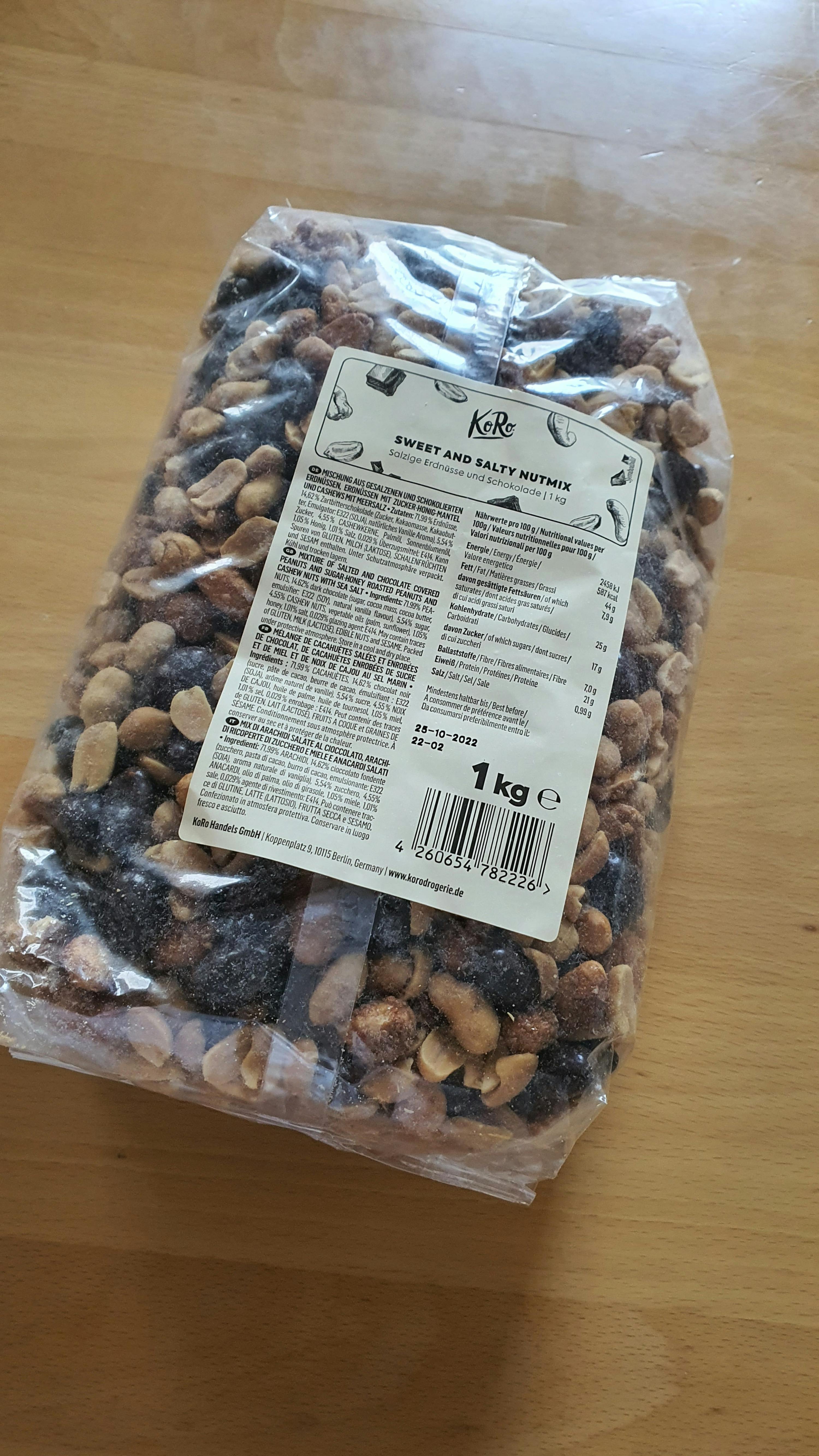 Eine Tüte mit Erdnüssen steht auf einem Holztisch