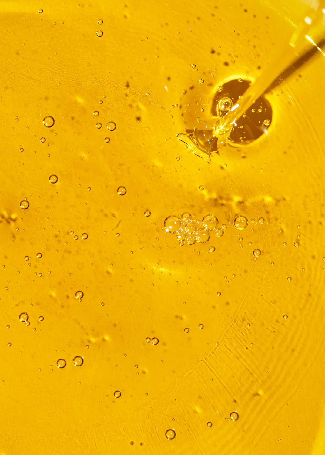 un gros plan d' un liquide jaune avec des bulles dedans