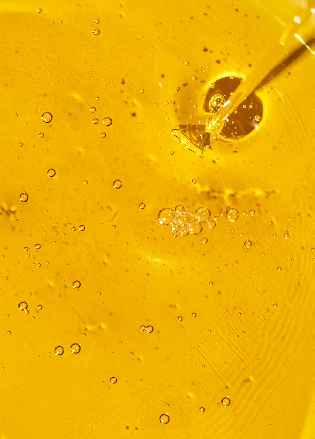un gros plan d' un liquide jaune avec des bulles dedans