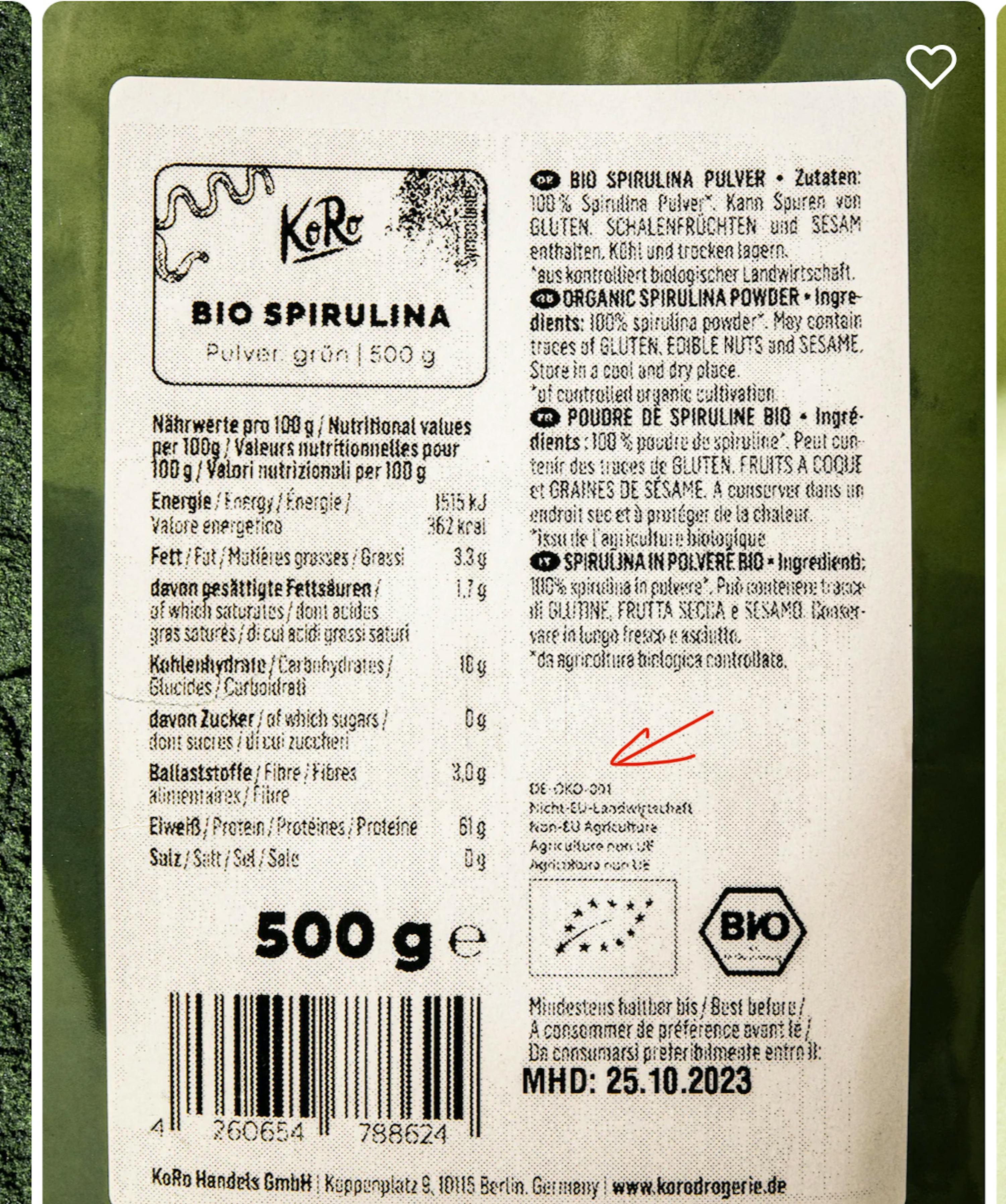 ein Etikett für bio spirulina zeigt die Nährwerte pro 100 g