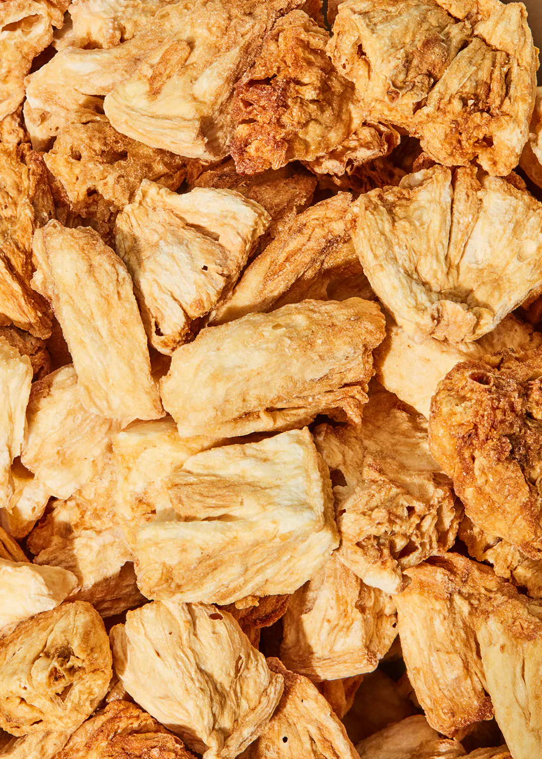 un gros plan d' une pile de pommes de terre séchées