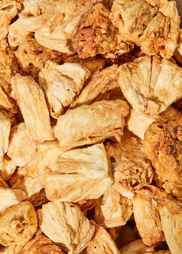 un gros plan d' une pile de pommes de terre séchées