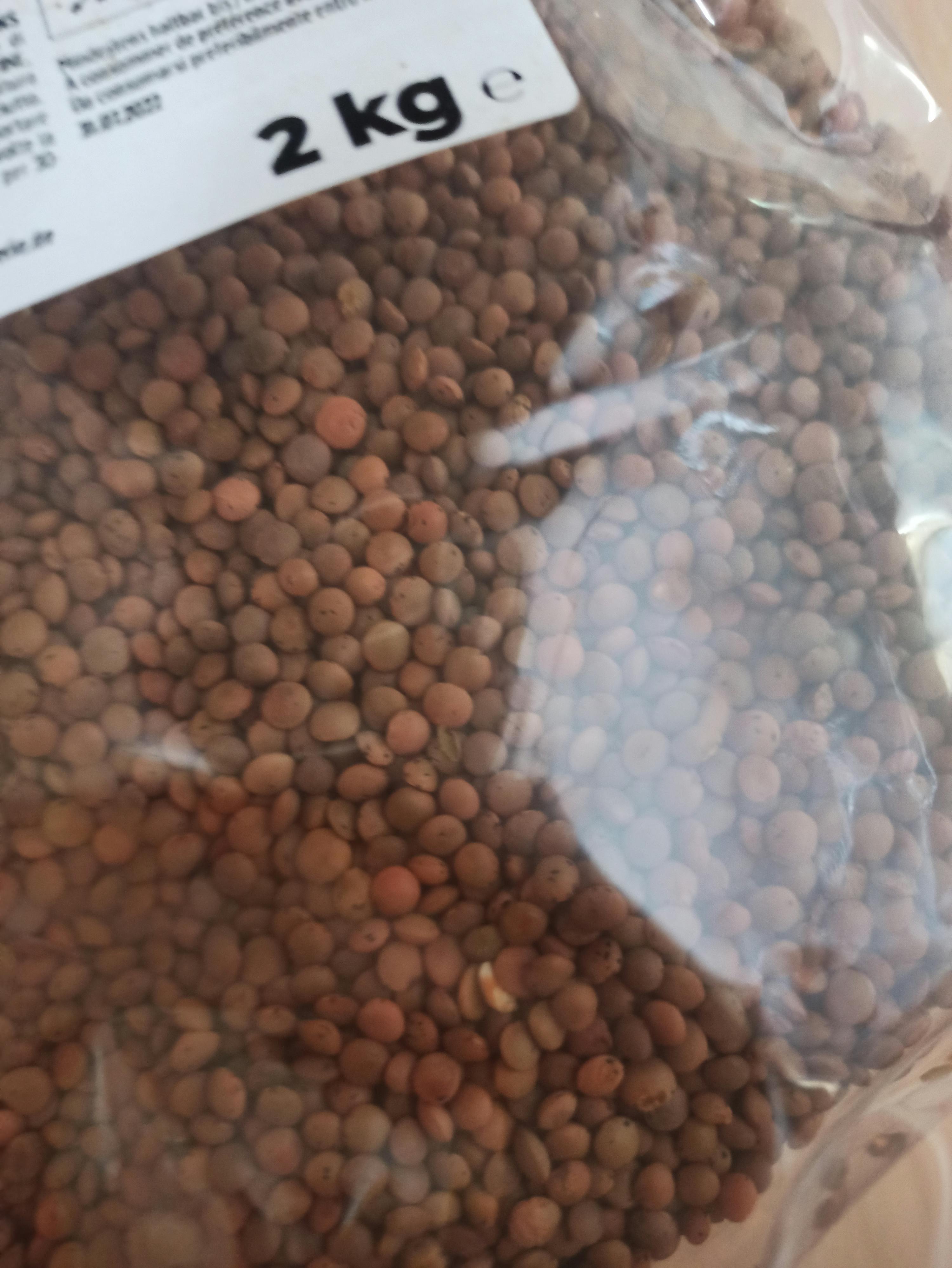 un sac de lentilles brunes avec une étiquette de 2 kg