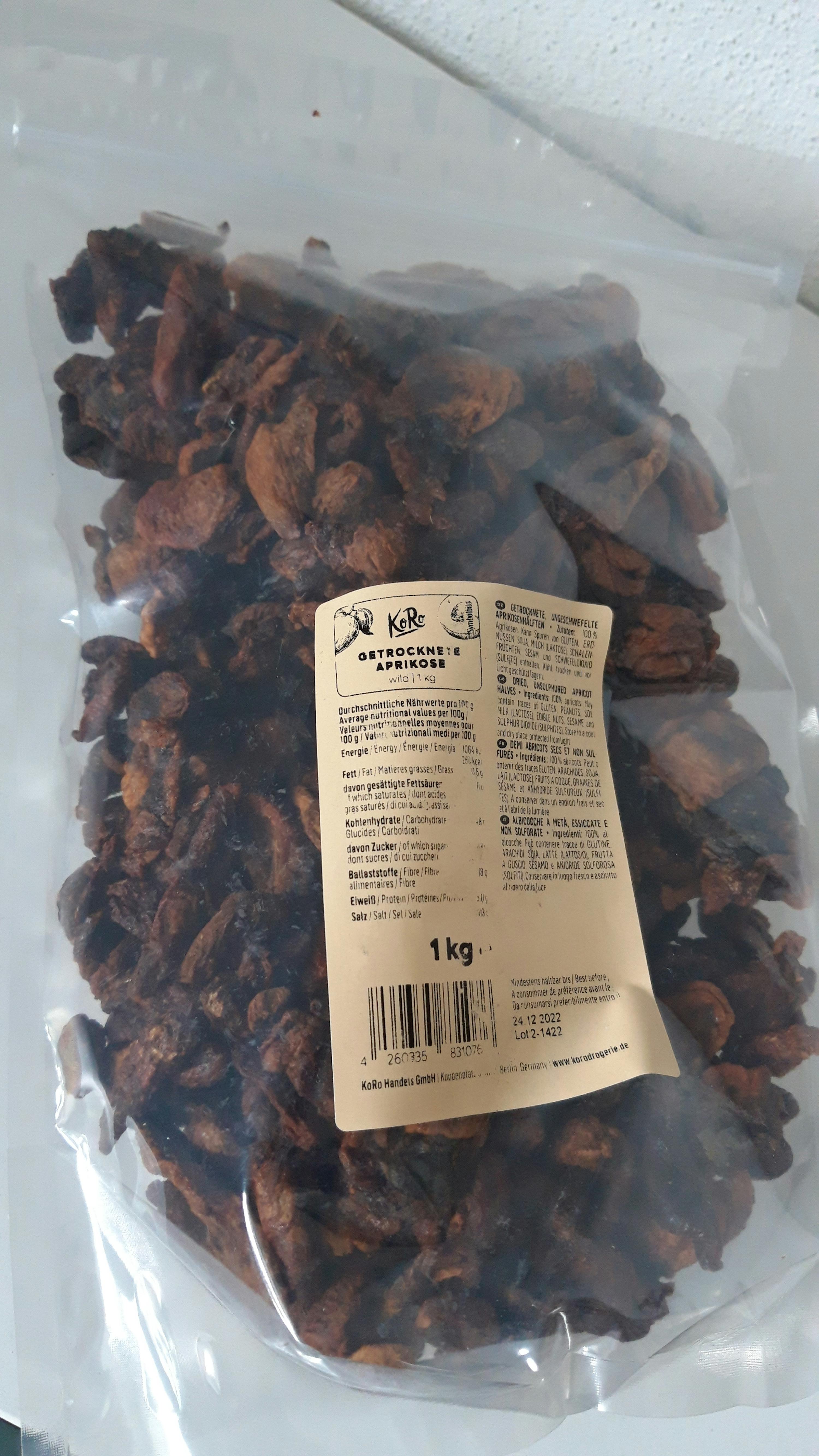 un sac en plastique rempli de fruits séchés avec une étiquette indiquant le poids de 1 kg