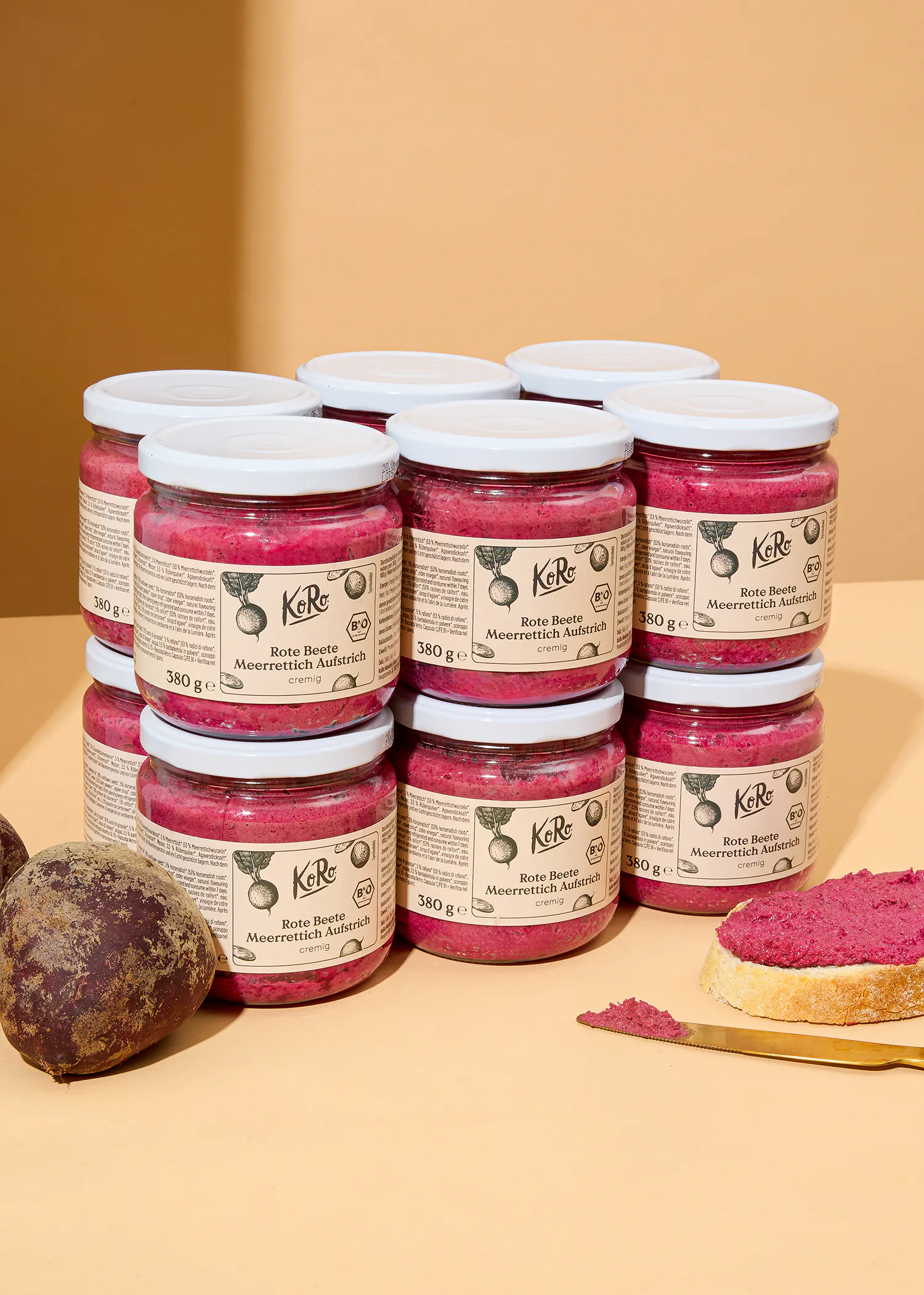 eine Reihe von Gläsern mit roter Rübe auf einem Tisch