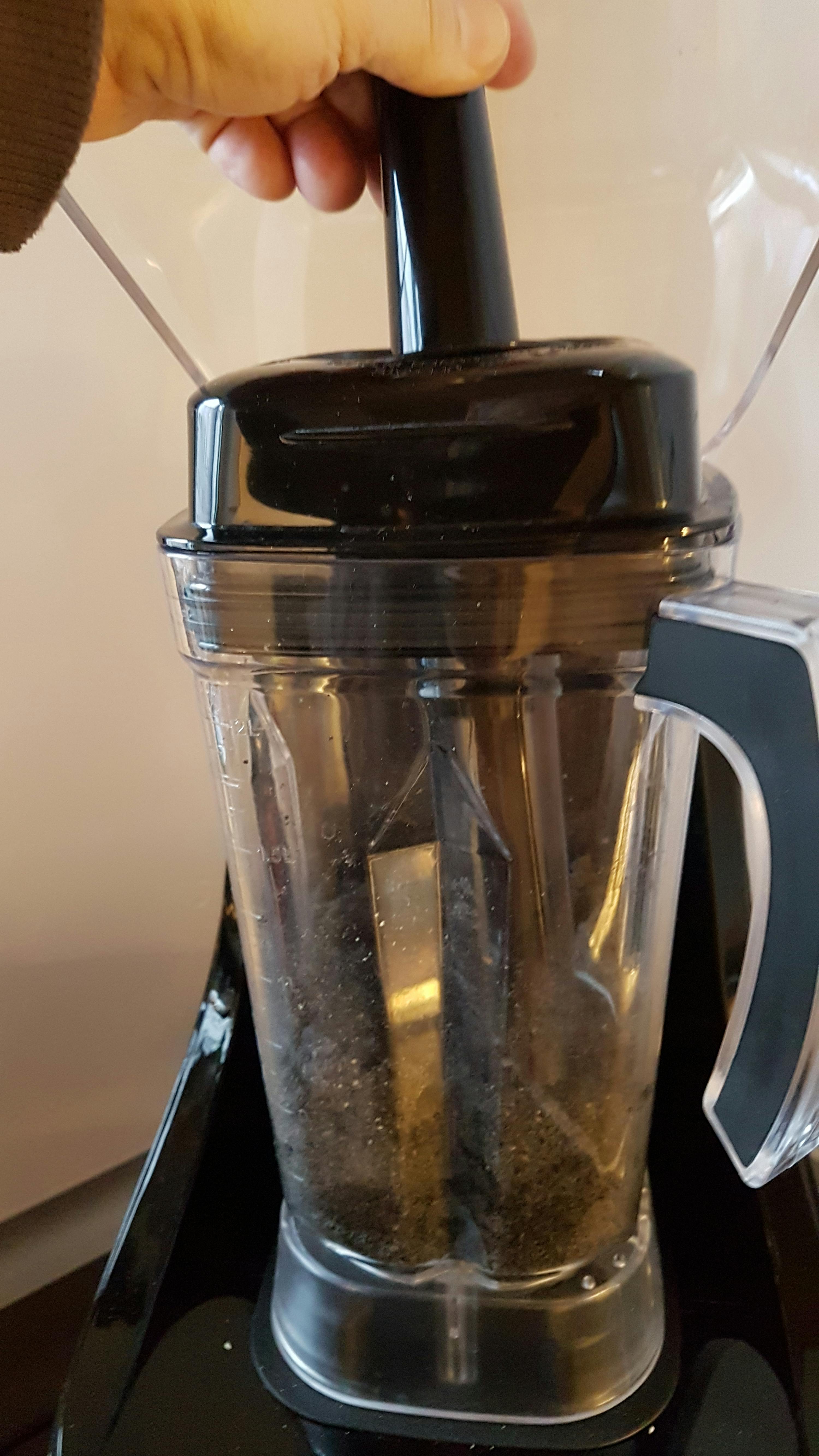 Eine Person hält den Deckel eines Mixers in der Hand