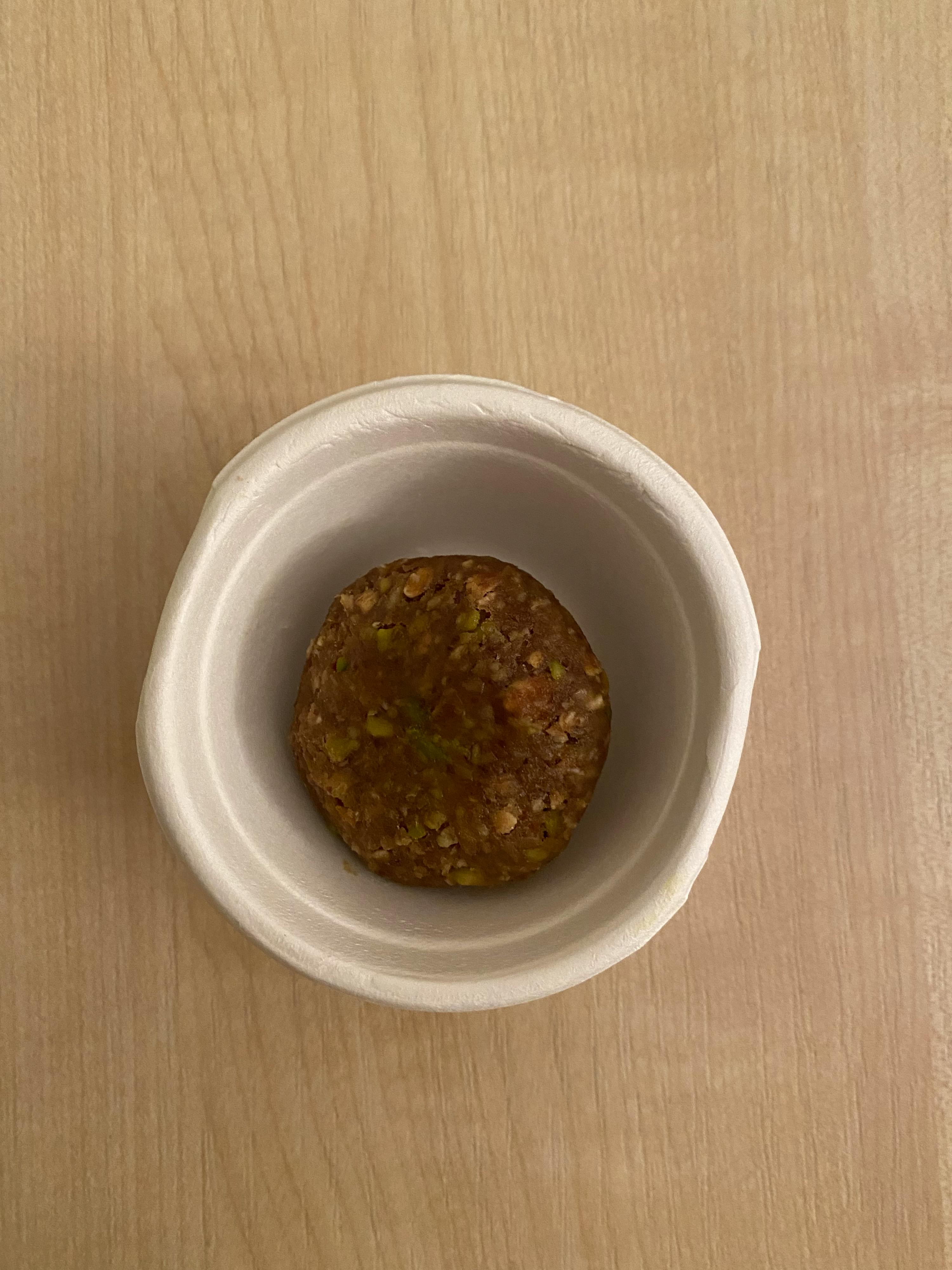 eine kleine weiße Schüssel mit einem braunen Ball darin