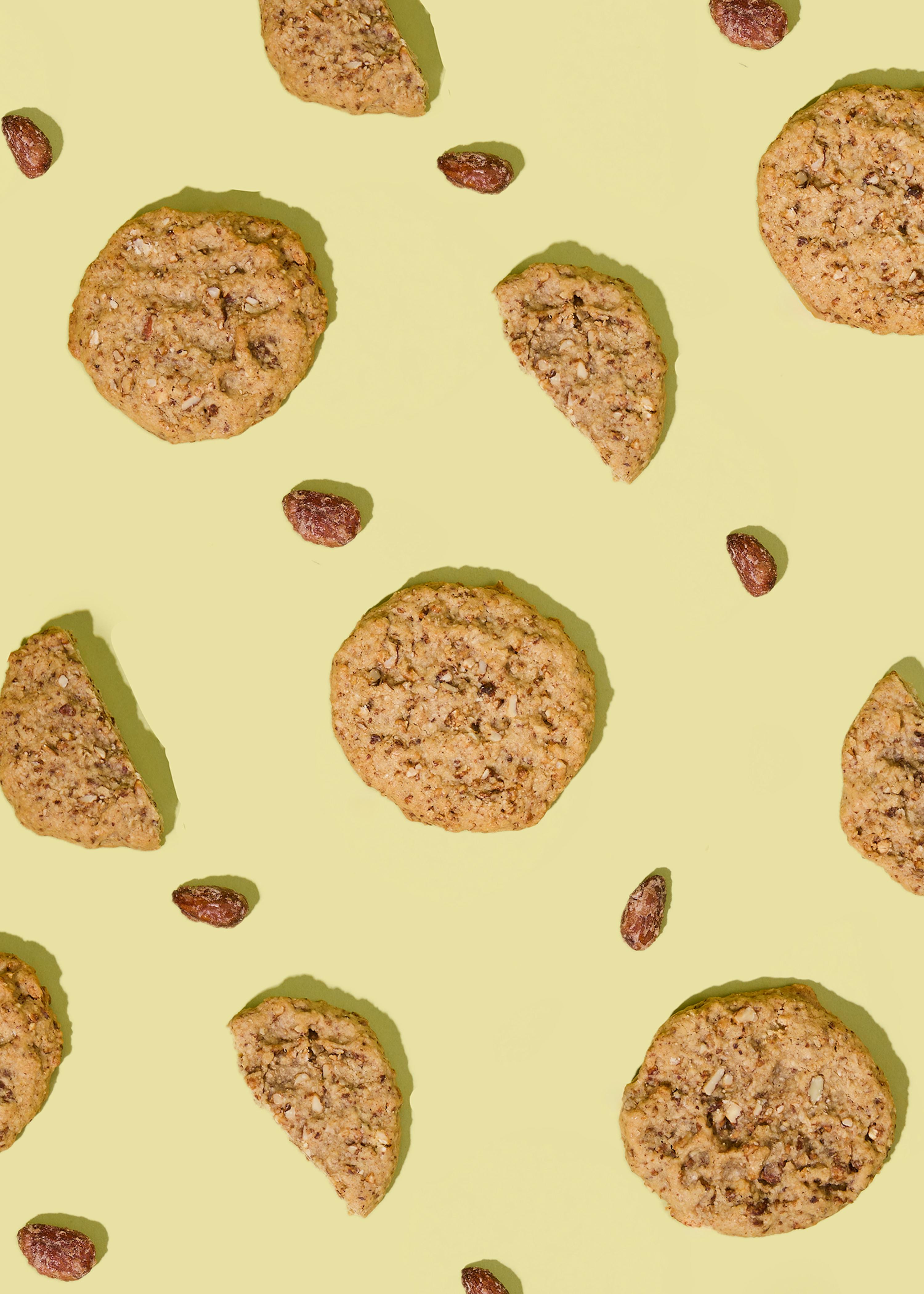 un modello di biscotti e mandorle su uno sfondo giallo