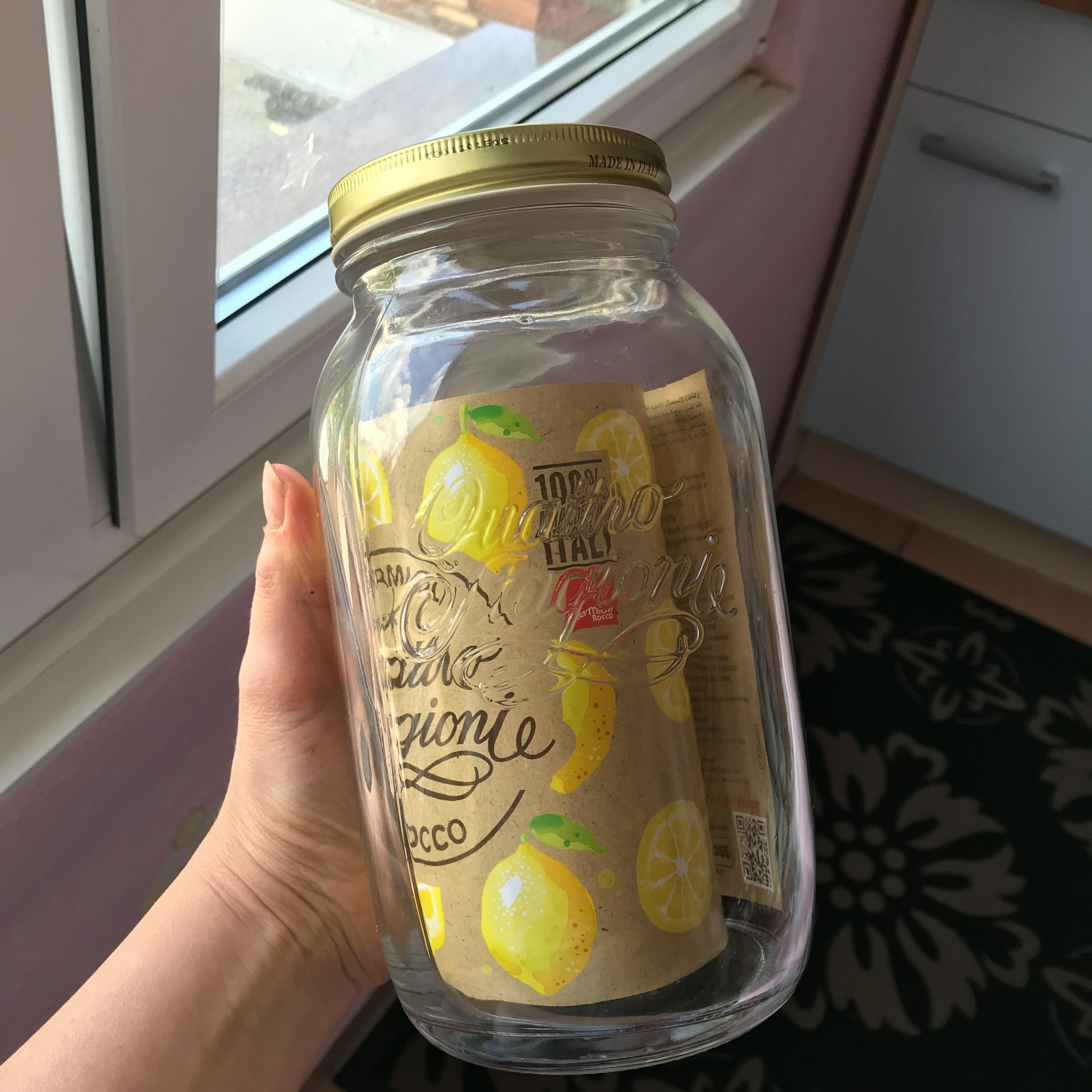 una persona tiene in mano un barattolo di limone