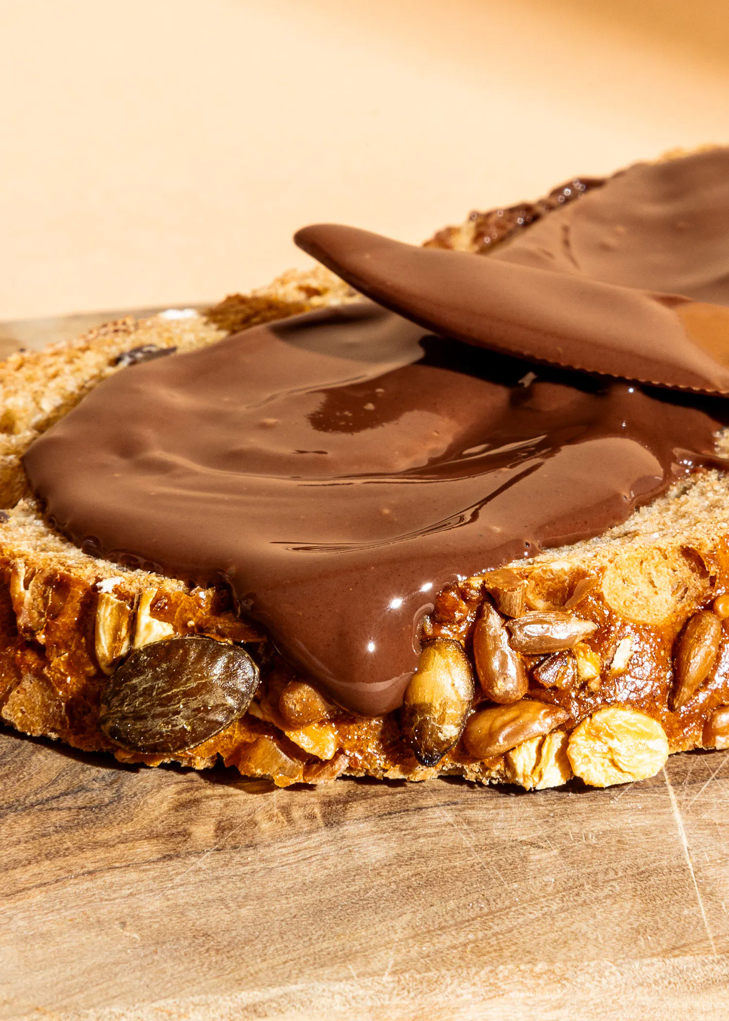 un morceau de pain avec du chocolat sur le dessus