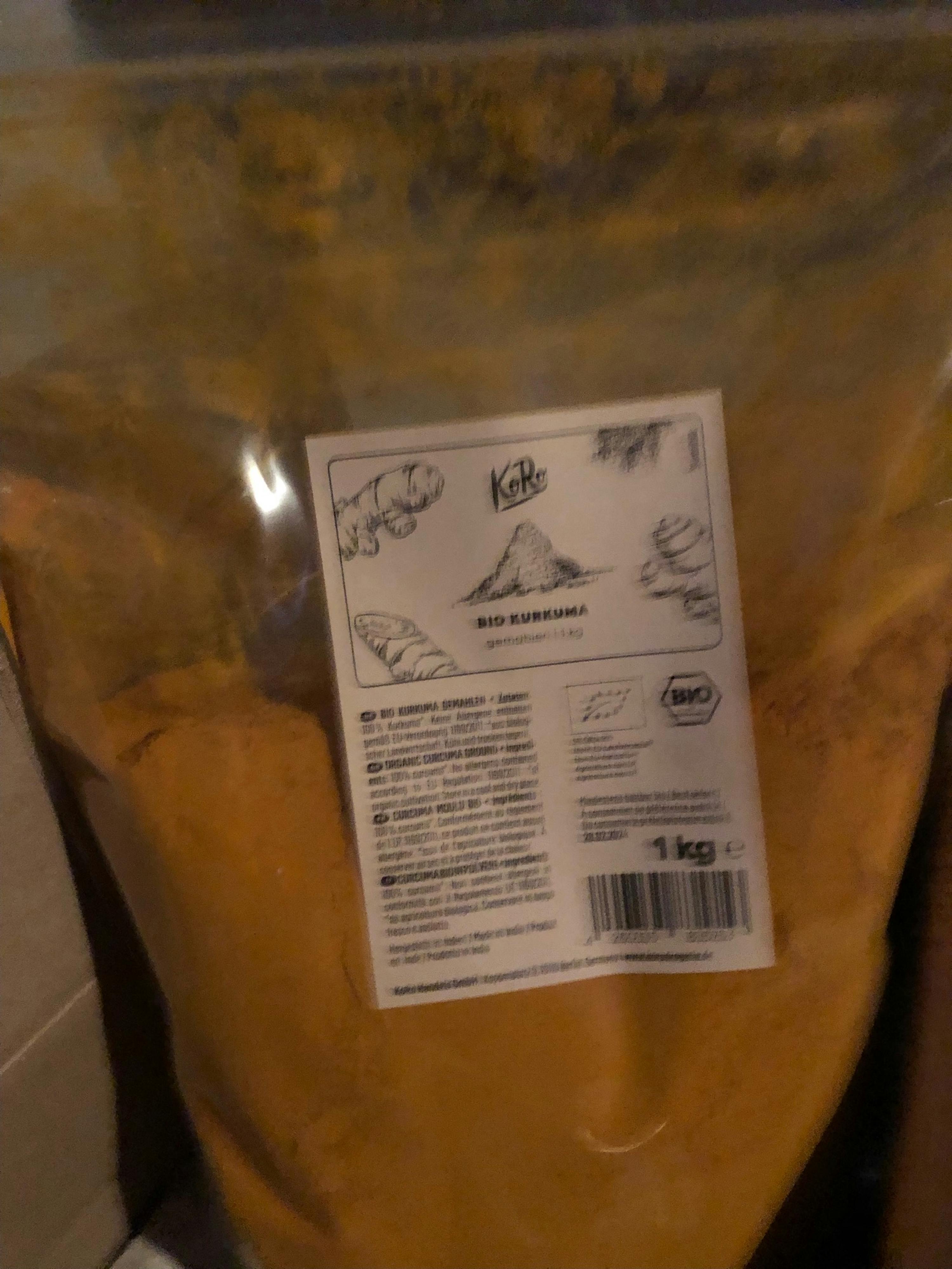 eine Tüte kurkuma mit einem Etikett darauf