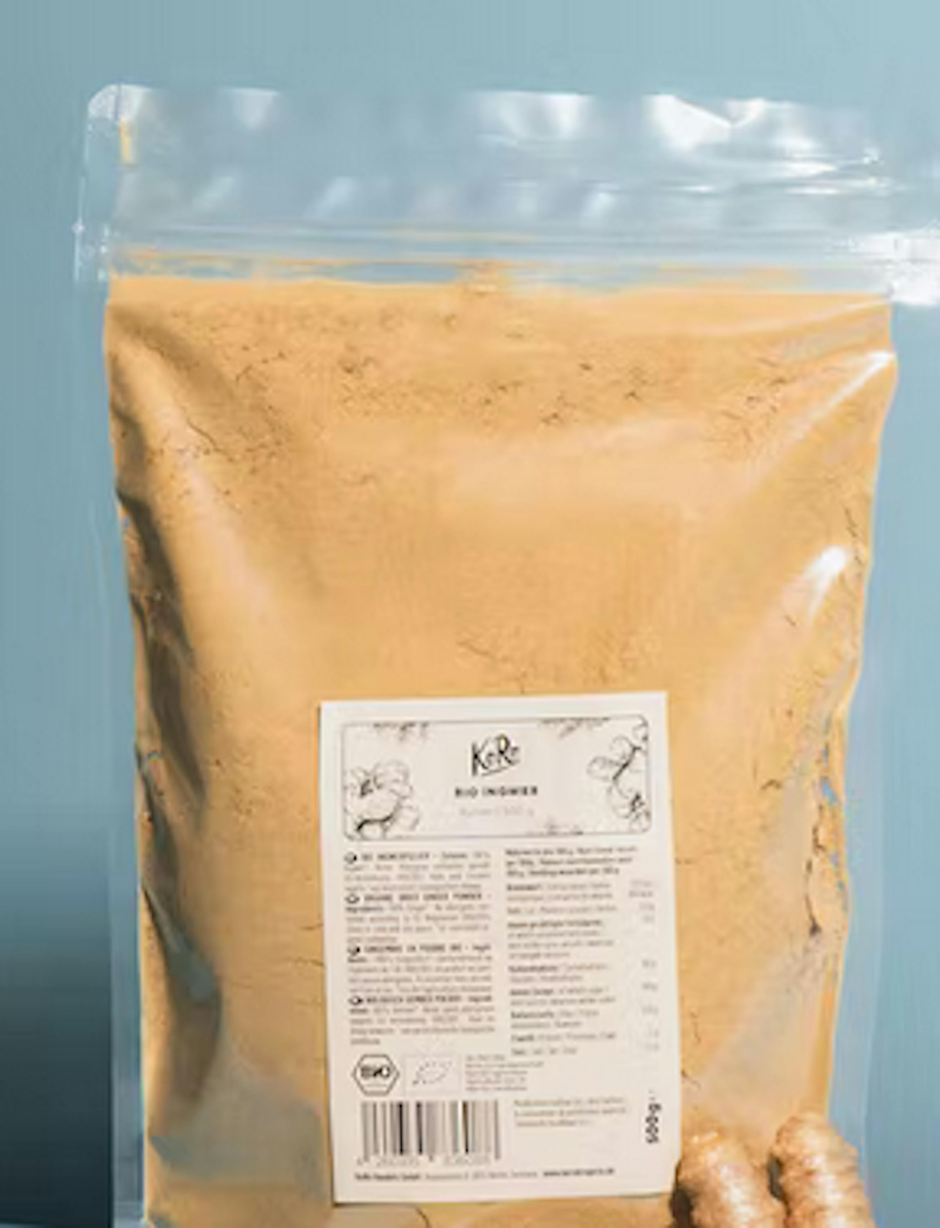 Eine Nahaufnahme eines Plastikbeutels mit einem Etikett auf einem blauen Hintergrund .