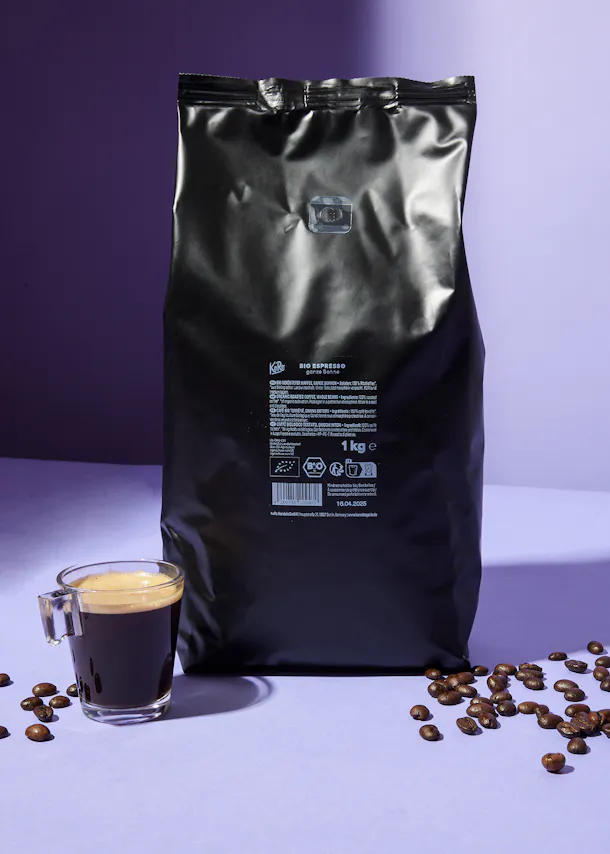 eine tasse kaffee steht neben einem beutel bio espresso